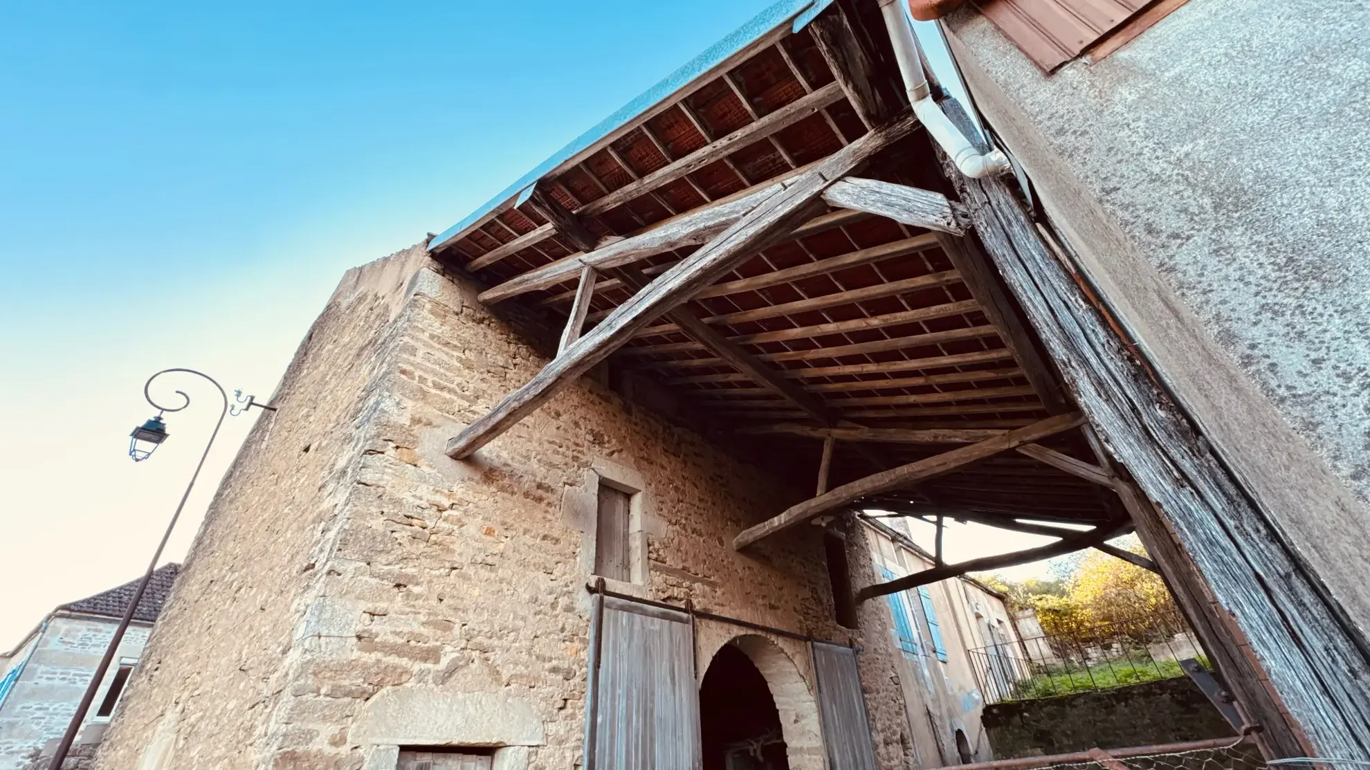 Ancien corps de ferme à rénover avec dépendances et jardin à Thory 