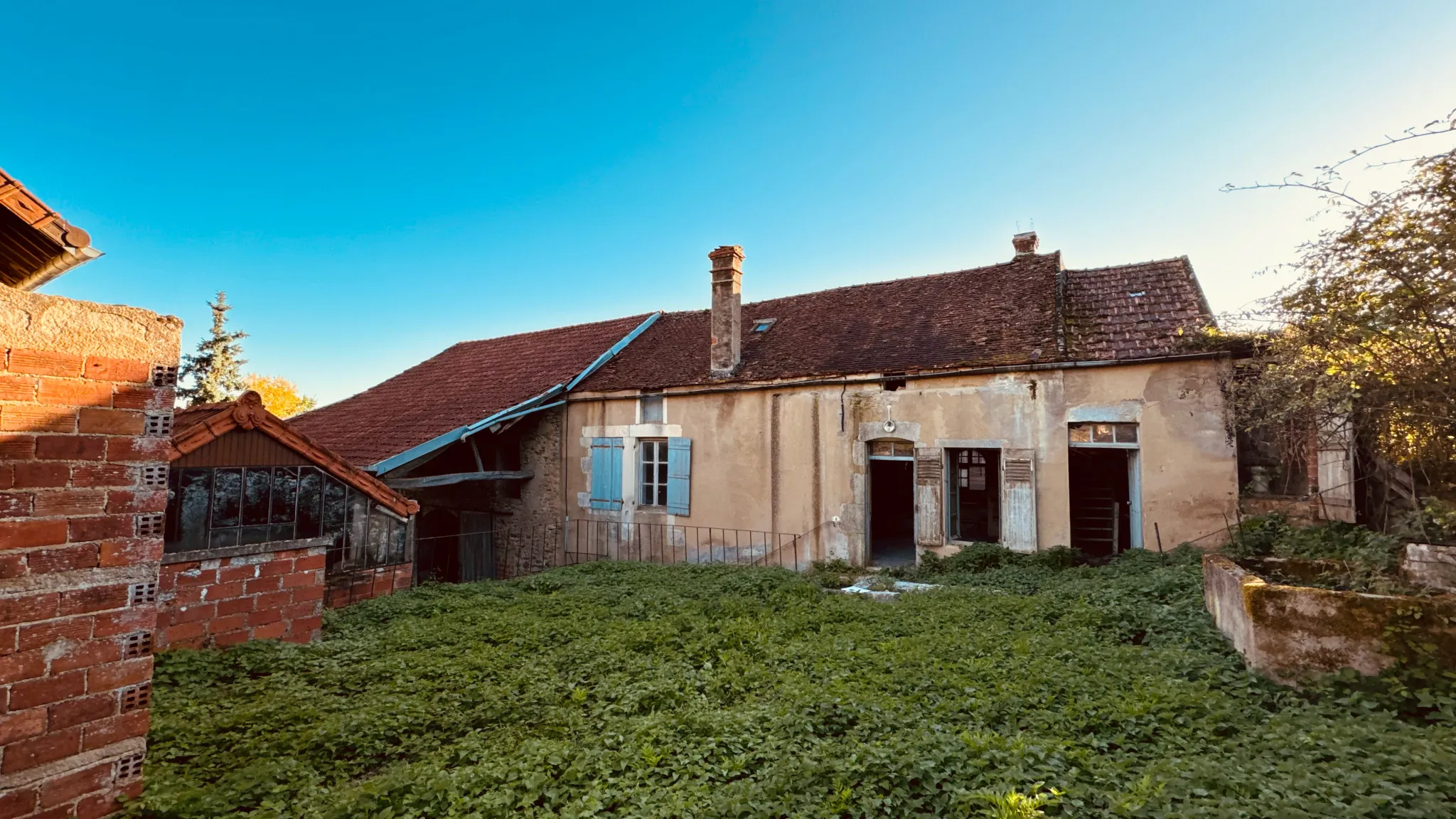 Ancien corps de ferme à rénover avec dépendances et jardin à Thory