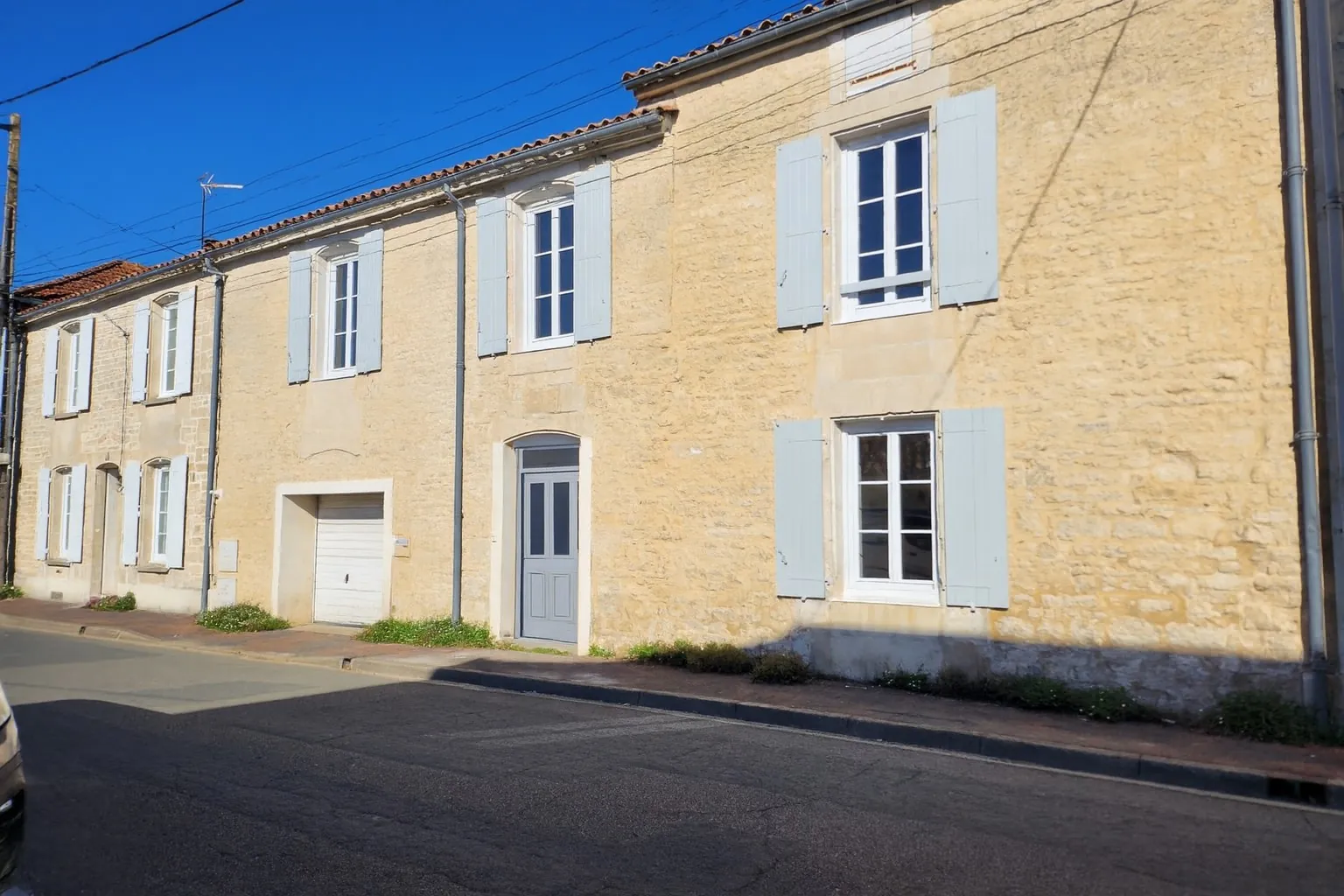 Maison de ville rénovée à Luçon avec 5 chambres et garage