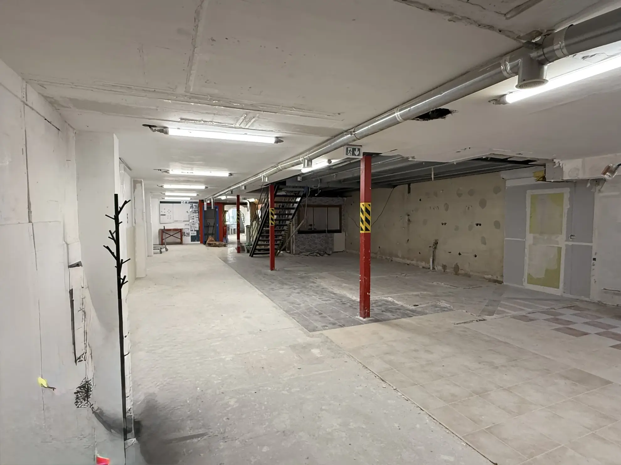 Local professionnel de 450 m² avec mezzanine à Martigues, emplacement stratégique 