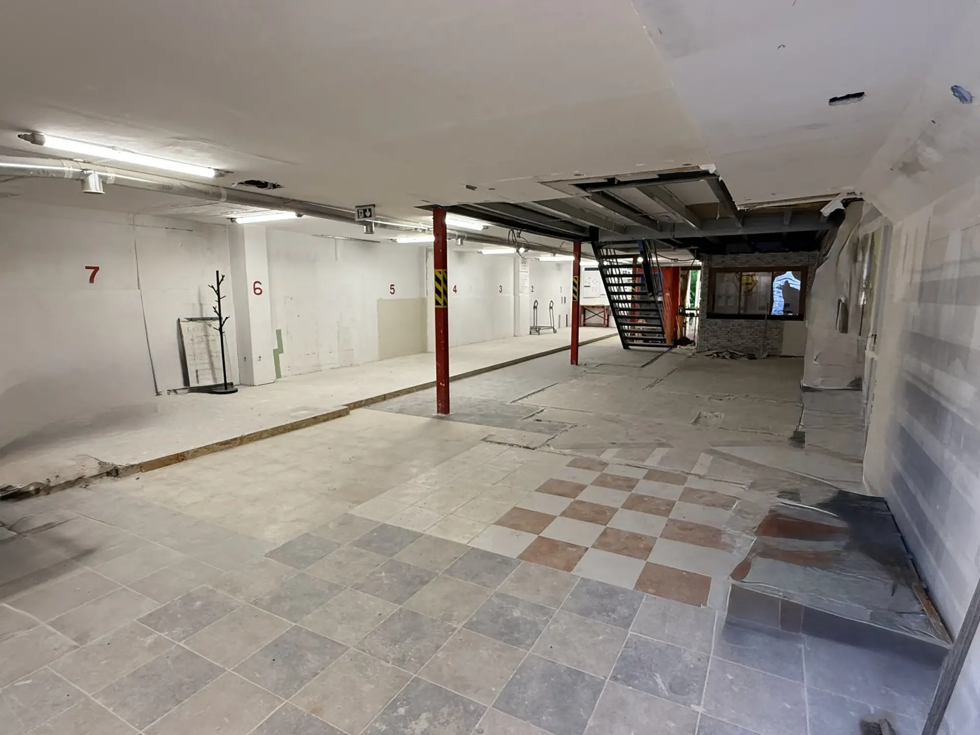 Local professionnel de 450 m² avec mezzanine à Martigues, emplacement stratégique