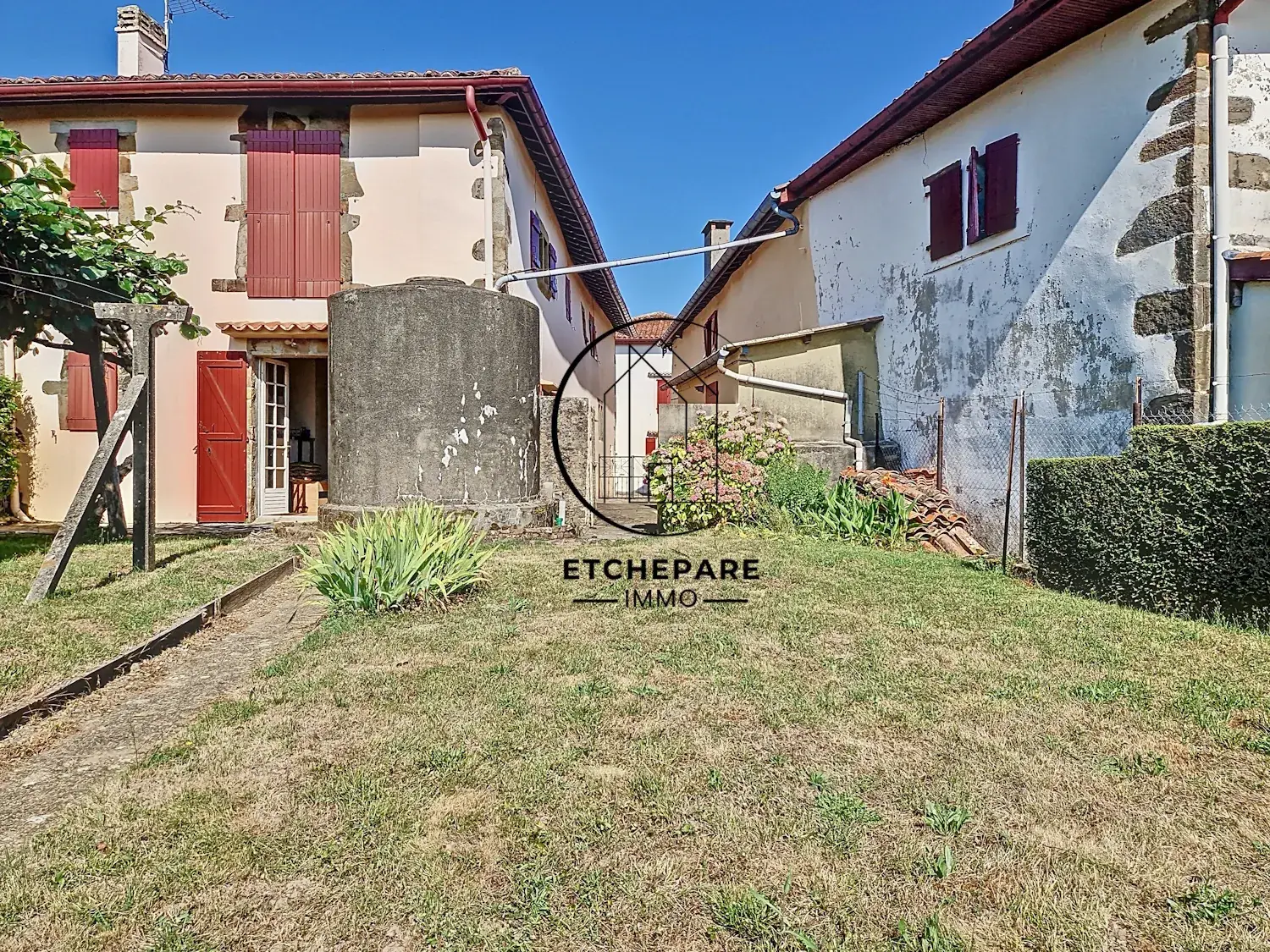 Maison typique basque à Garris en vente - Double appartement avec jardin 