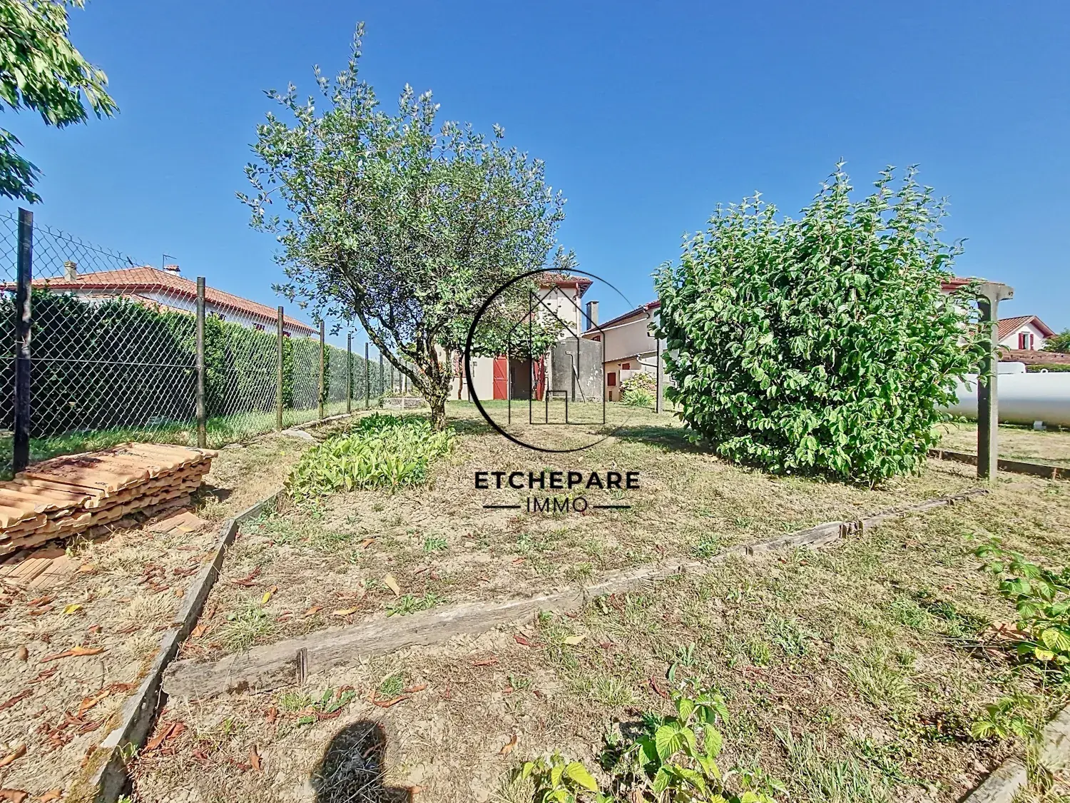 Maison typique basque à Garris en vente - Double appartement avec jardin 