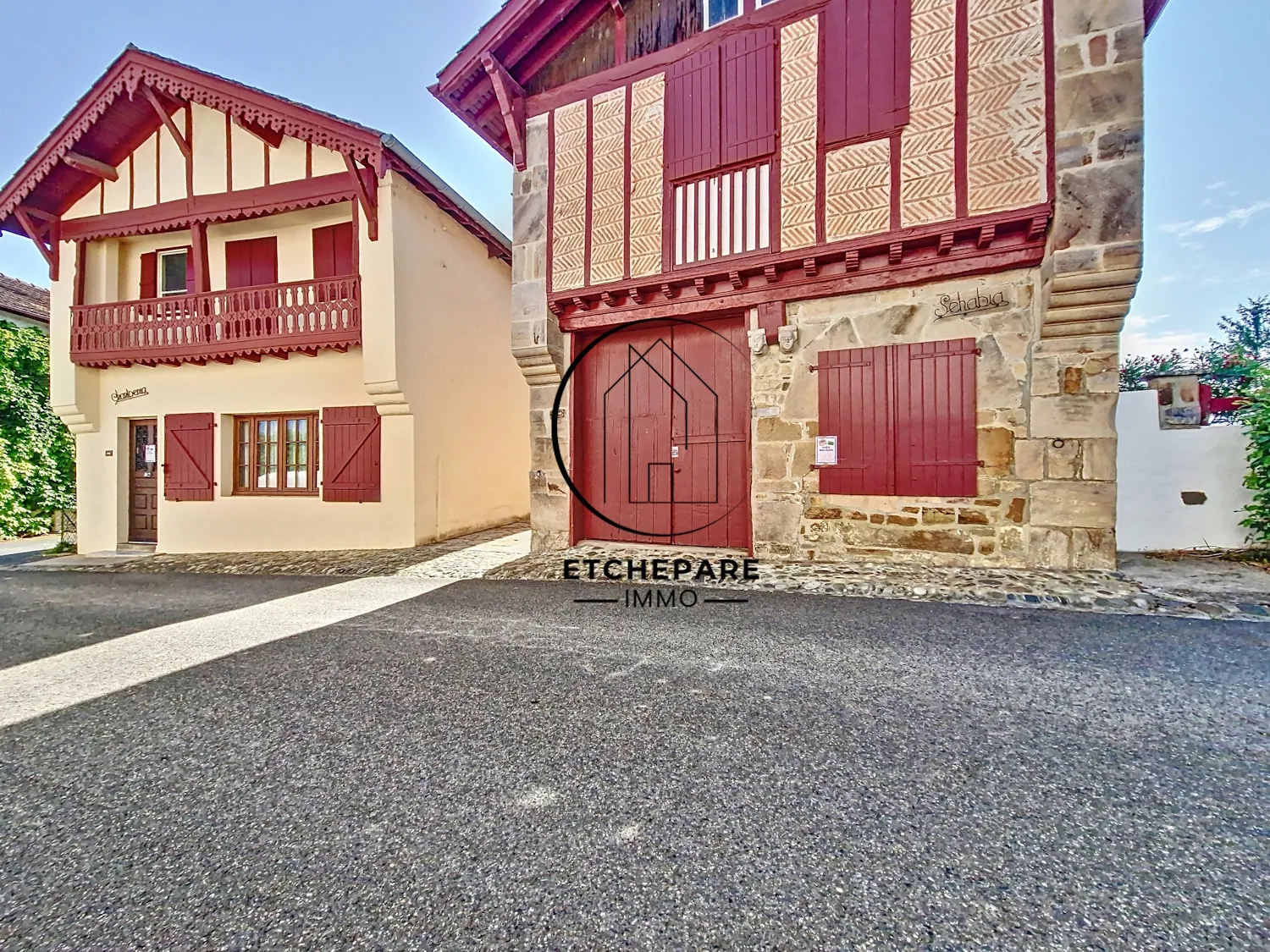 Maison typique basque à Garris en vente - Double appartement avec jardin 