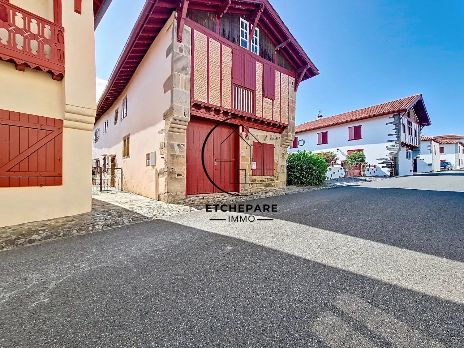 Maison typique basque à Garris en vente - Double appartement avec jardin 