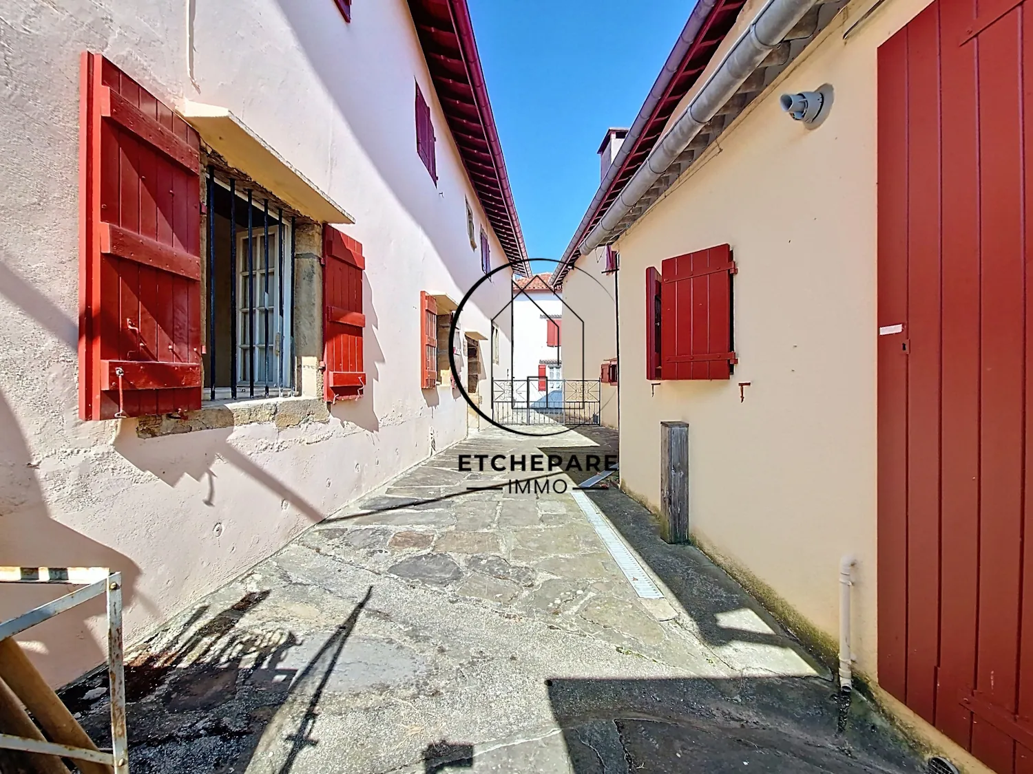 Maison typique basque à Garris en vente - Double appartement avec jardin 