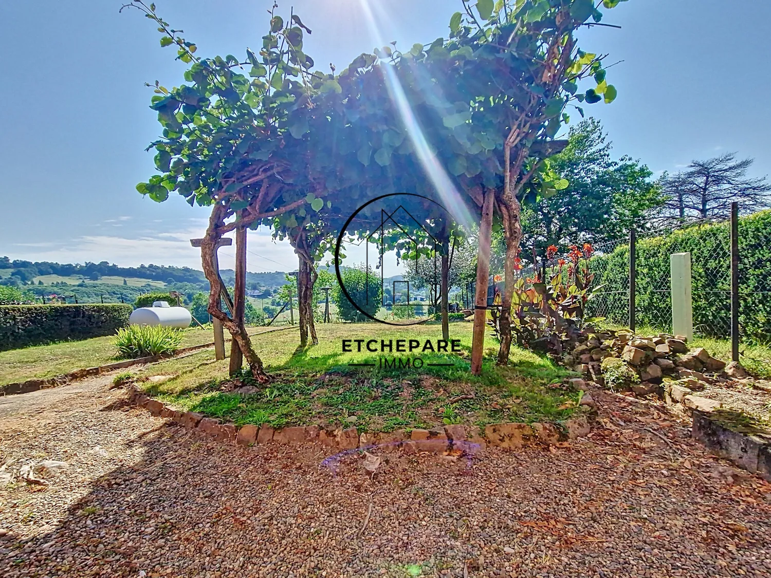 Maison typique basque à Garris en vente - Double appartement avec jardin 