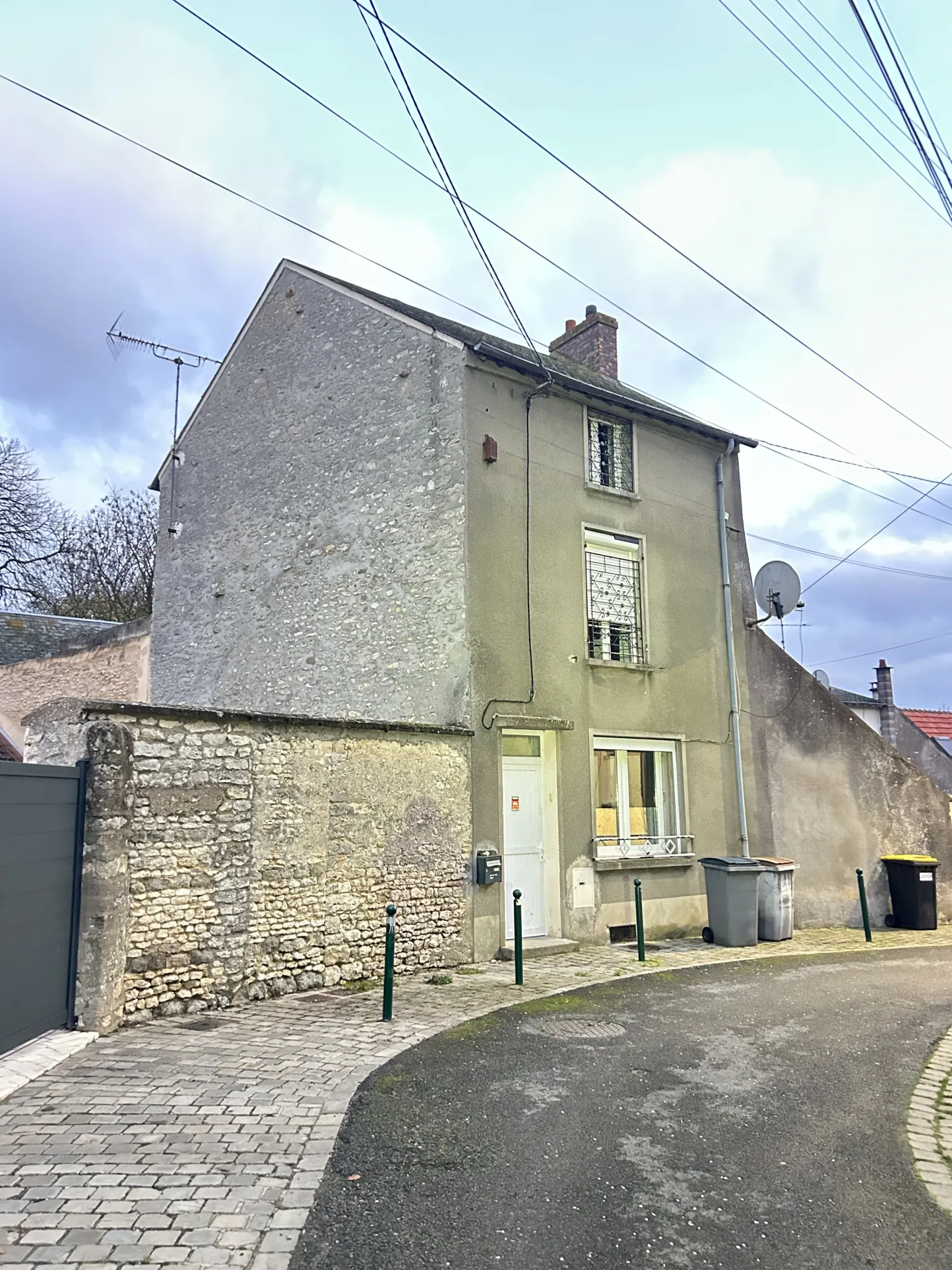Maison de ville à rénover avec dépendances à Angerville, proche centre-ville