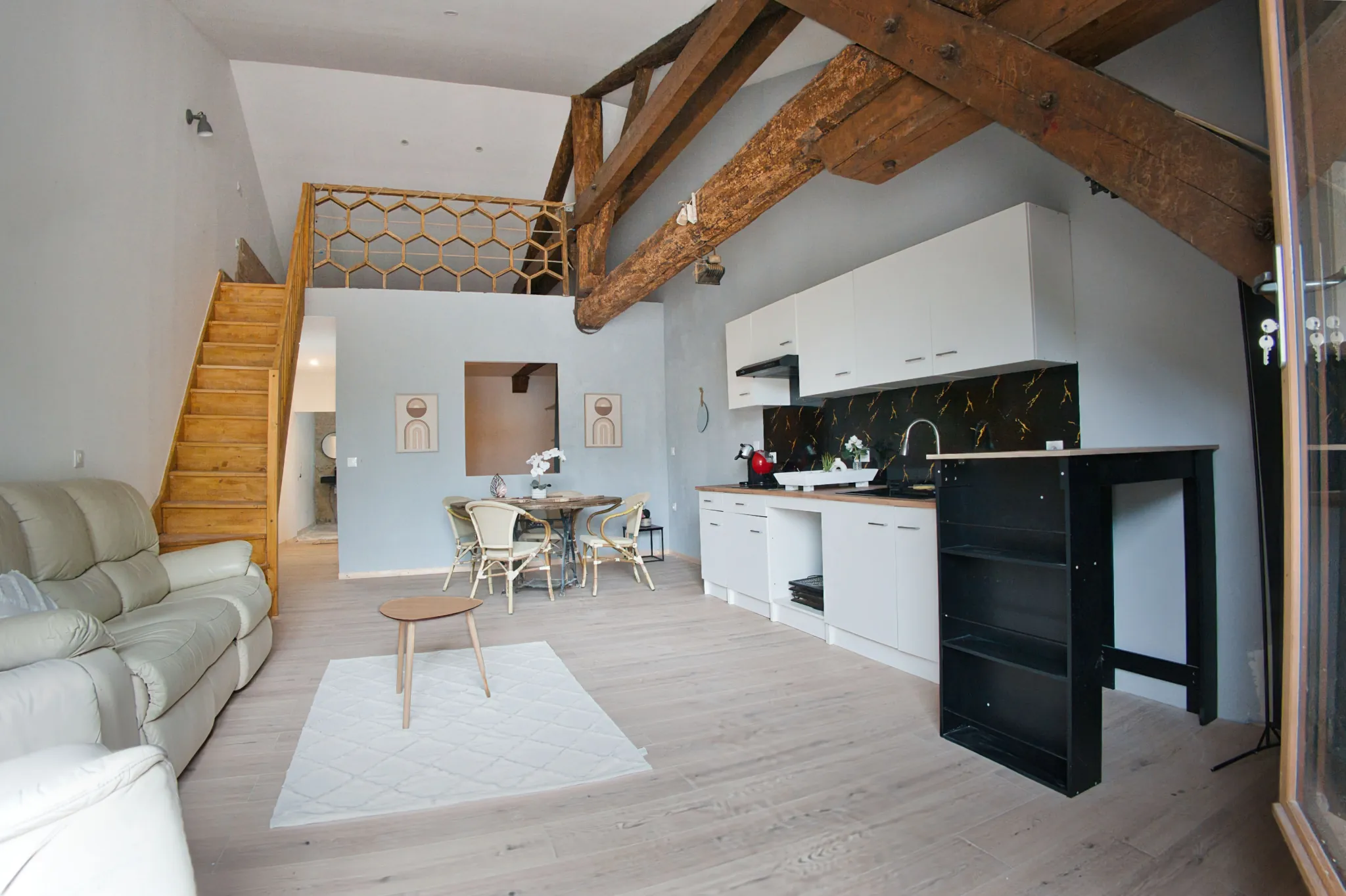 Maison de village divisible à Peyriac-de-Mer avec garage et terrasse