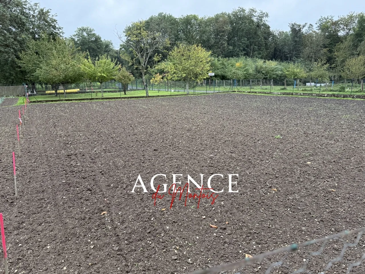 Terrain à bâtir de 621 m² à Donnemarie-Dontilly en Ile-de-France 