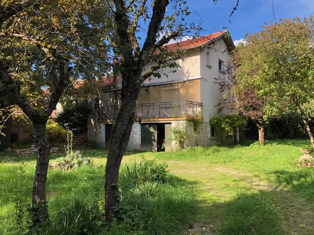 Belle maison de 135 m² avec jardin arboré à Saint Rémy, environnement paisible 