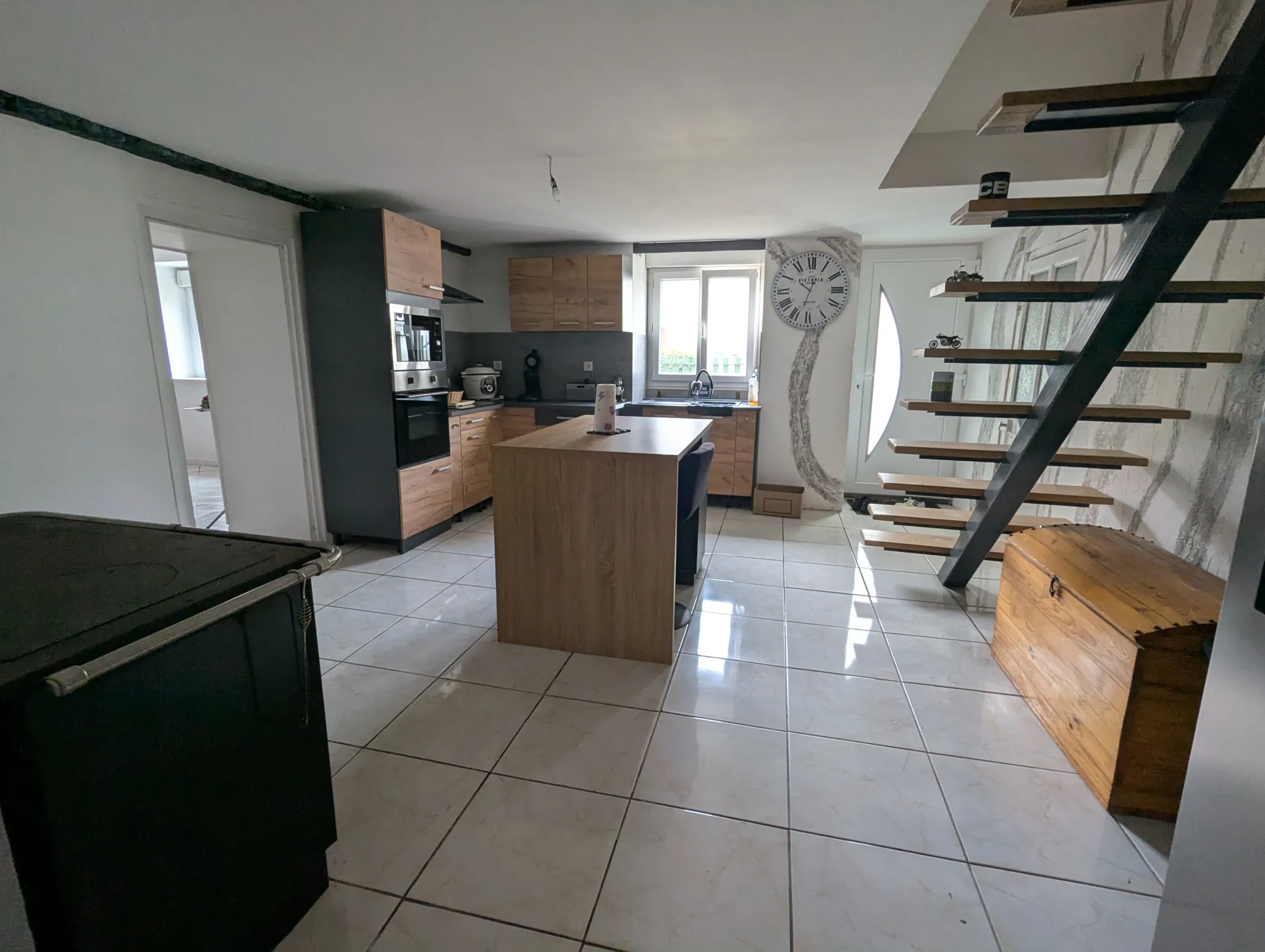 Maison à Oyrières avec garage, terrasse et terrain de 530 m²