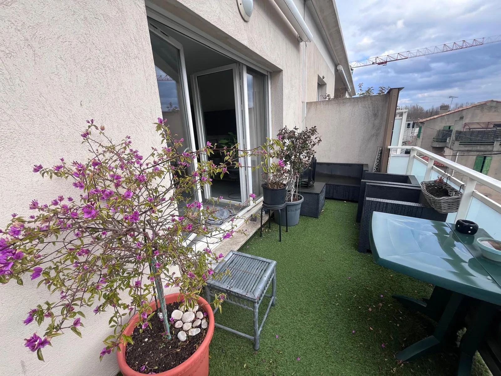 Appartement Duplex T5 à Marignane avec Terrasse, Parking et Faibles Charges 