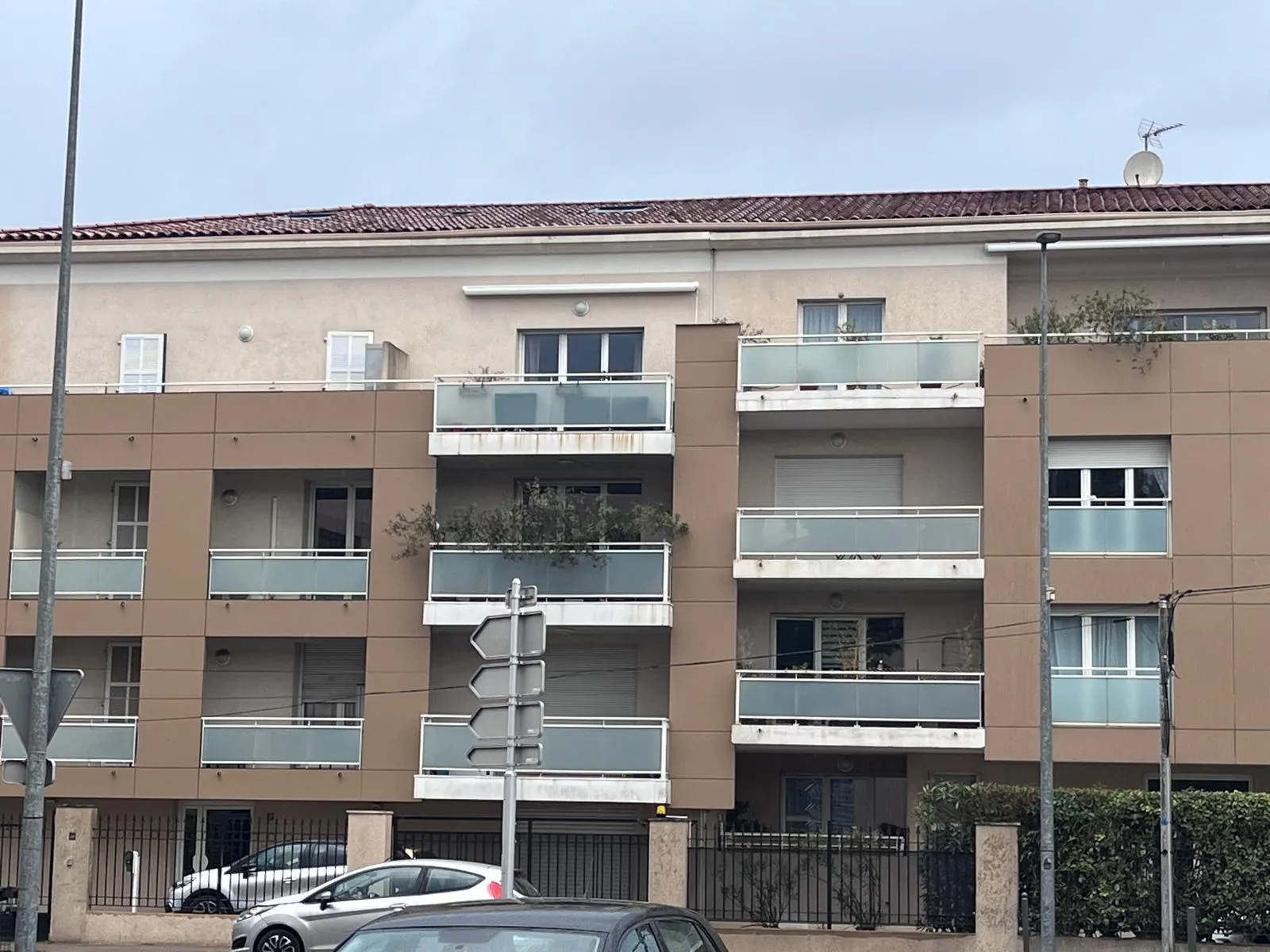 Appartement Duplex T5 à Marignane avec Terrasse, Parking et Faibles Charges 