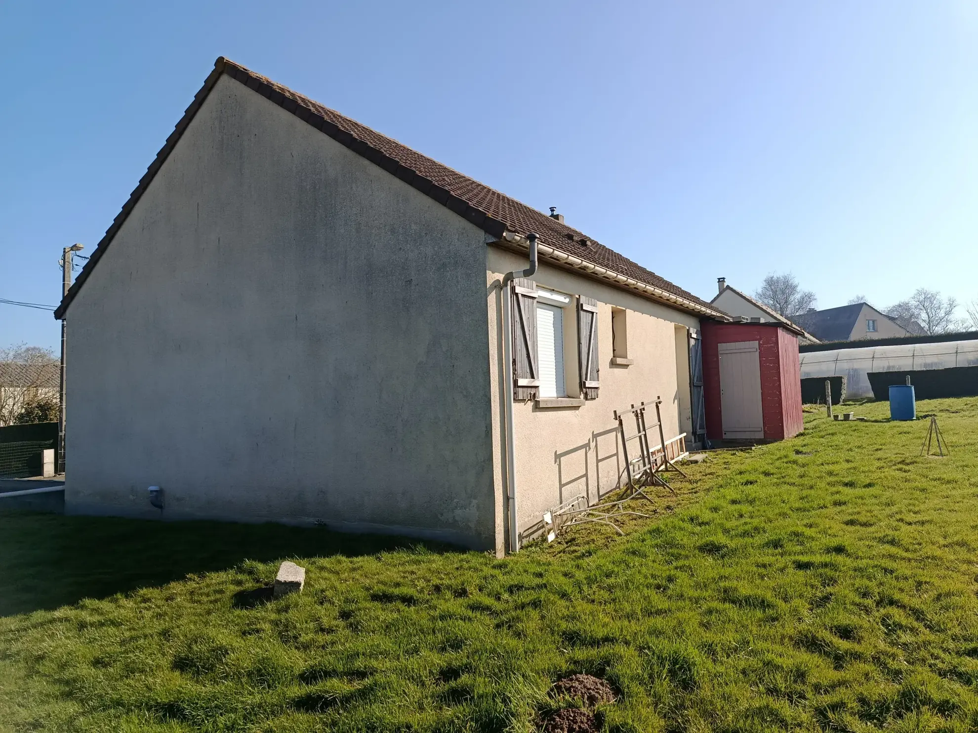 Rare maison de plain-pied avec 3 chambres et grand terrain à Cende-sur-Noireau 