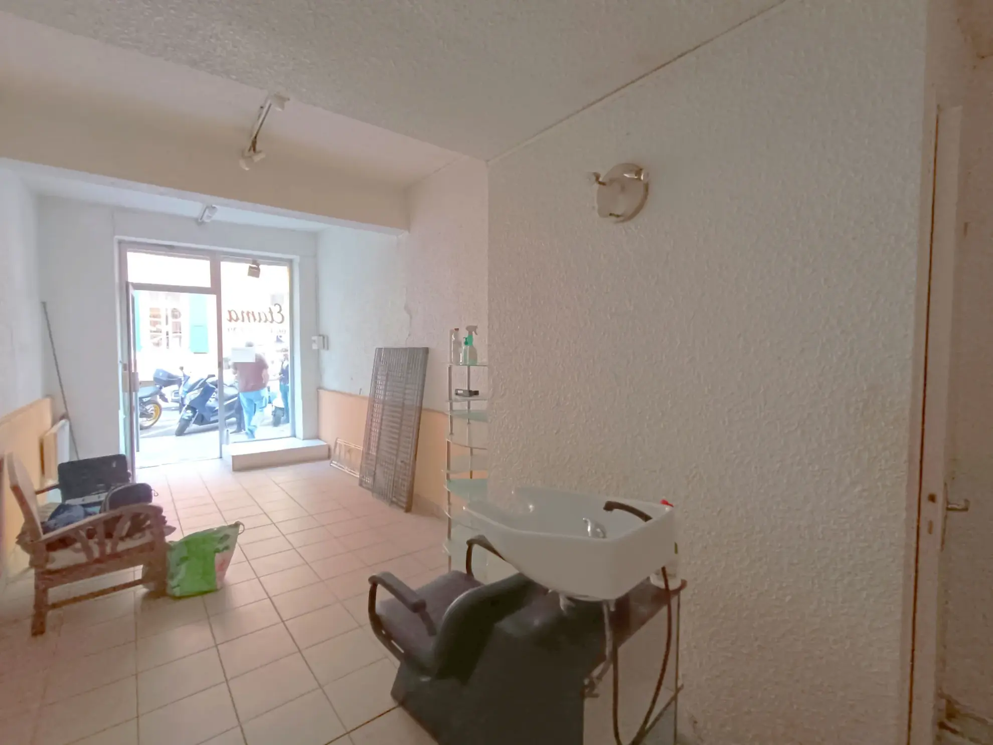 Local commercial de 20 m² avec réserve au cœur de Carcassonne, emplacement premium 