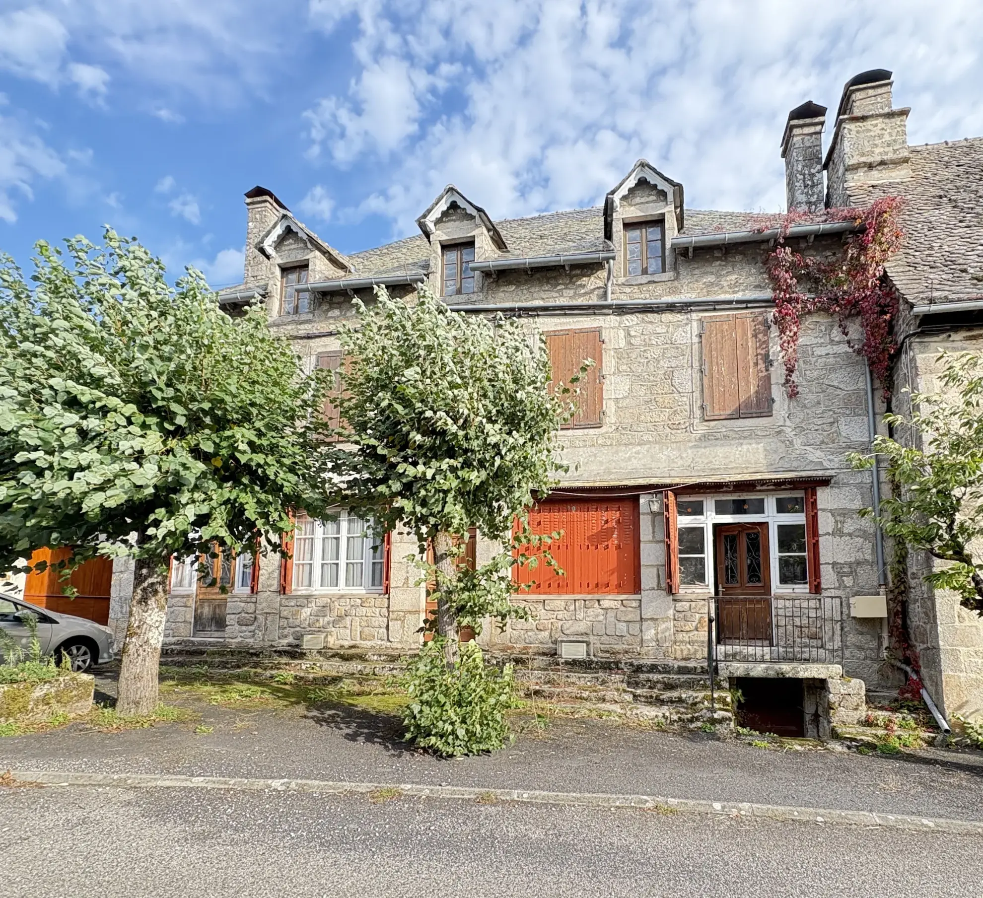 Maison ancienne à rénover à Auriac, 8 pièces avec terrain et dépendances