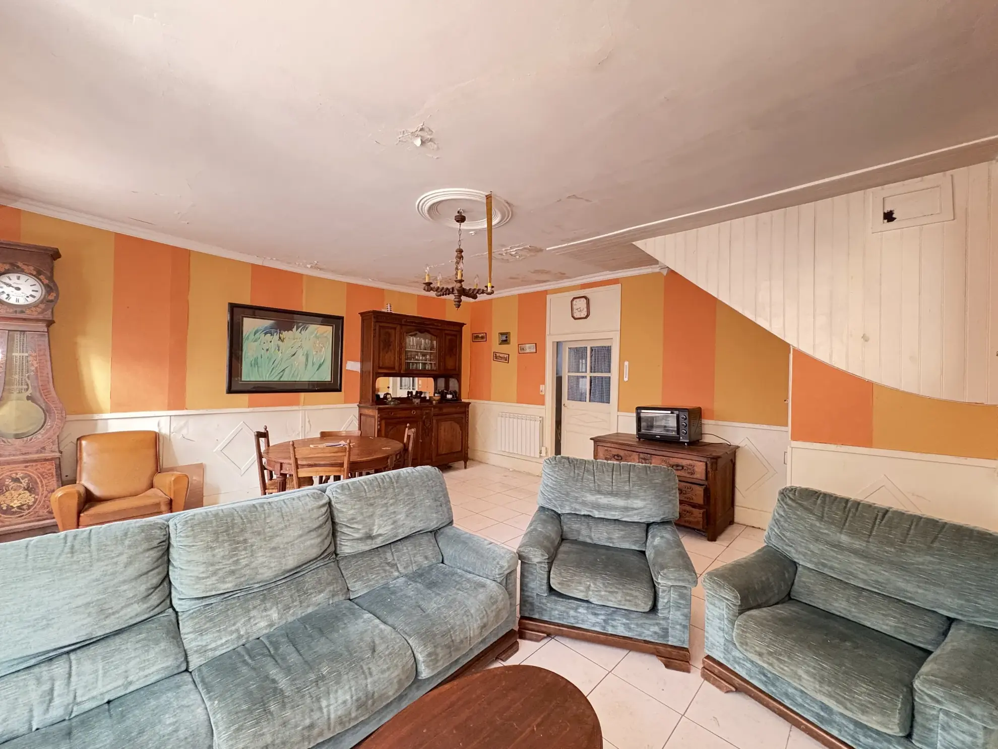 Maison ancienne à rénover à Auriac, 8 pièces avec terrain et dépendances 