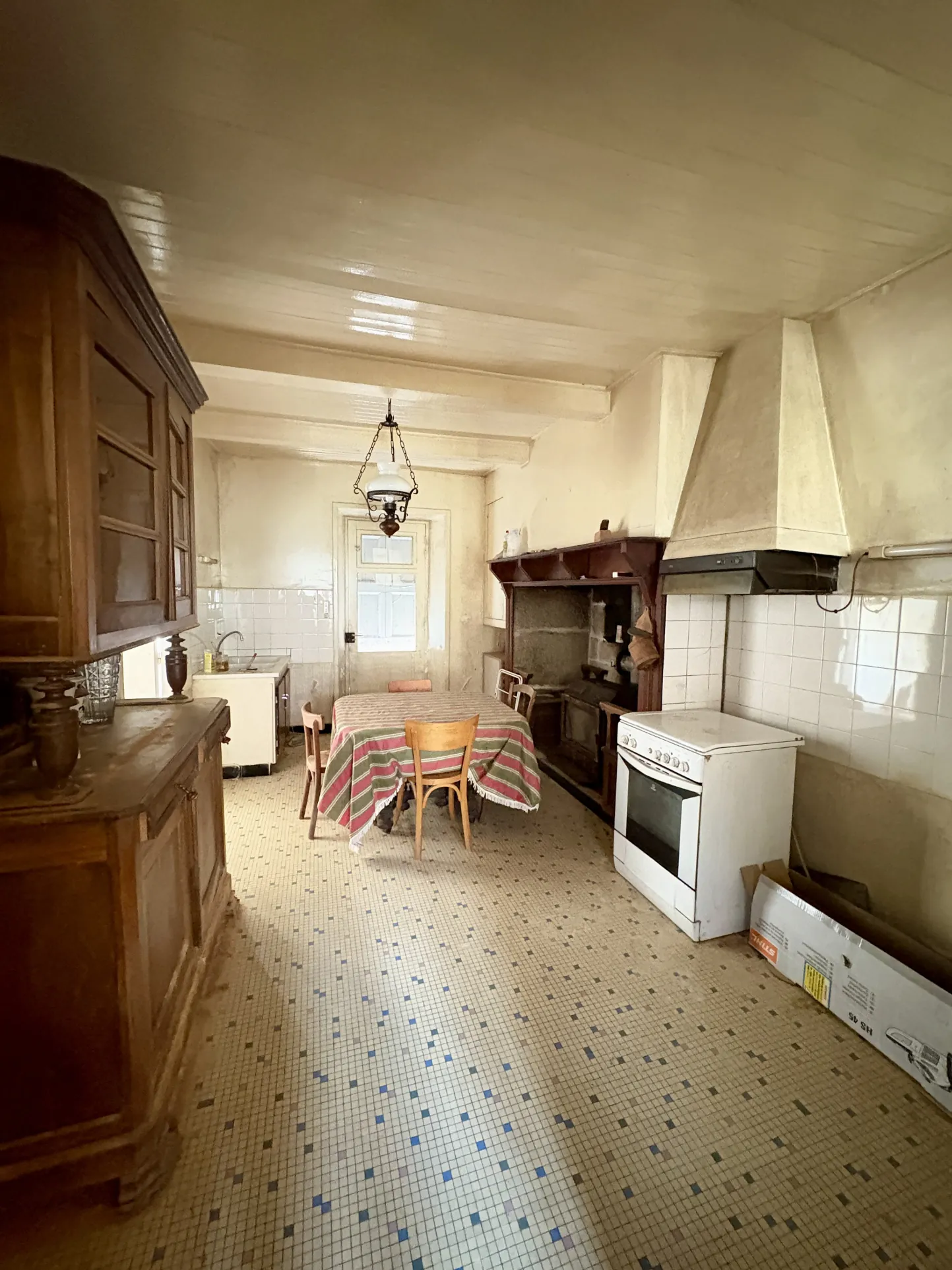 Maison ancienne à rénover à Auriac, 8 pièces avec terrain et dépendances 