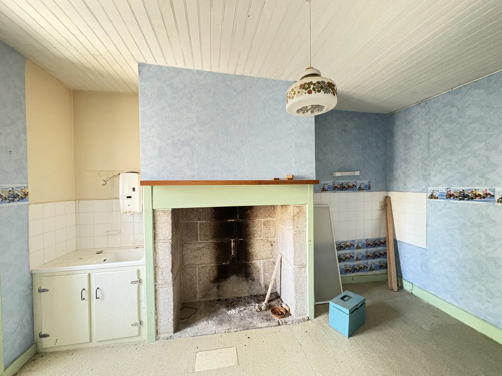 Maison ancienne à rénover à Auriac, 8 pièces avec terrain et dépendances 