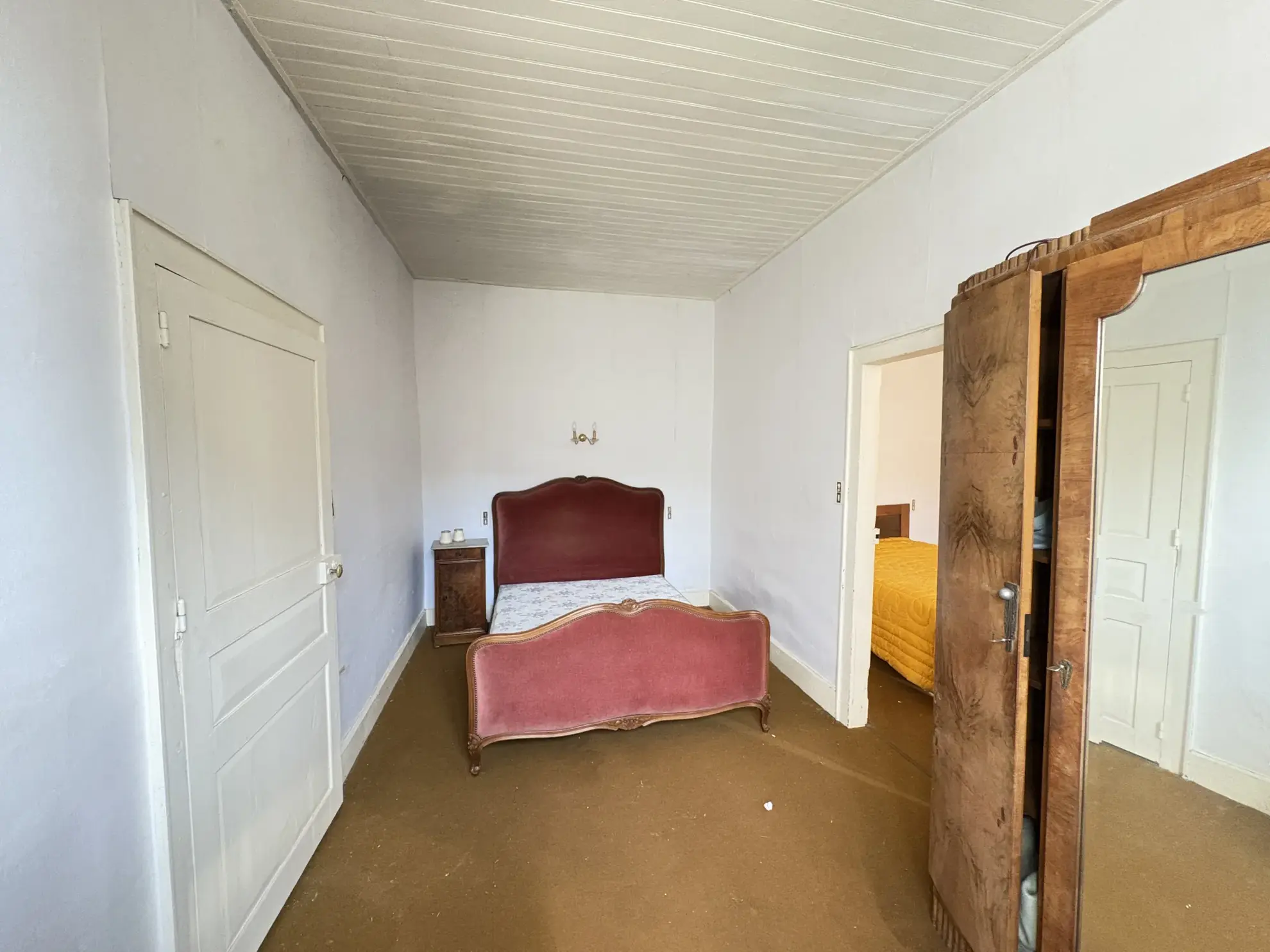 Maison ancienne à rénover à Auriac, 8 pièces avec terrain et dépendances 