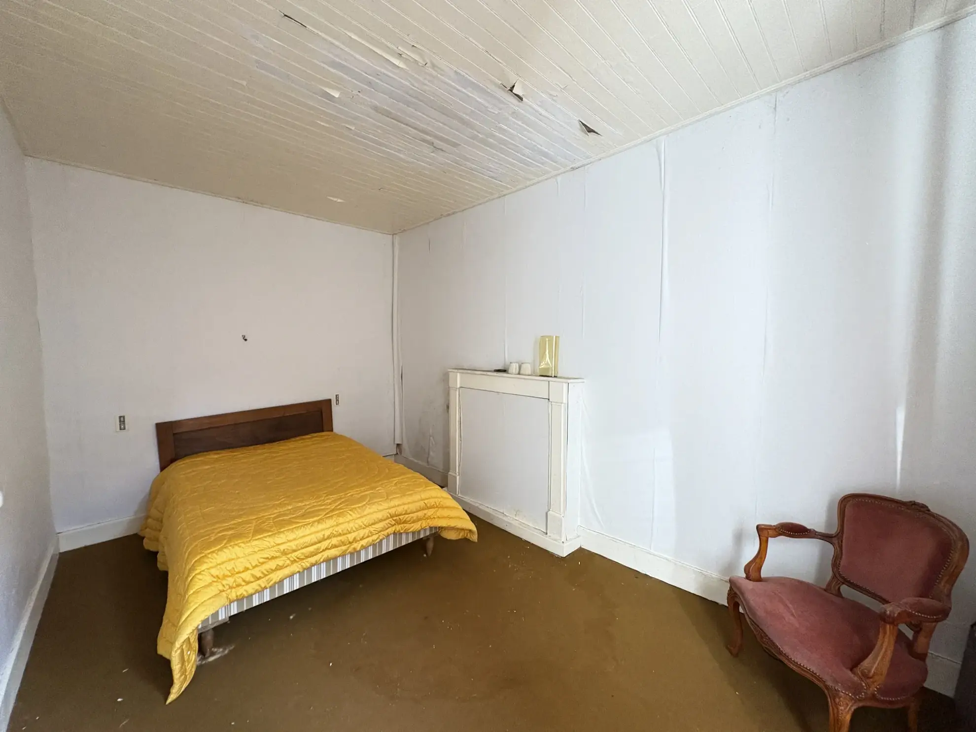 Maison ancienne à rénover à Auriac, 8 pièces avec terrain et dépendances 