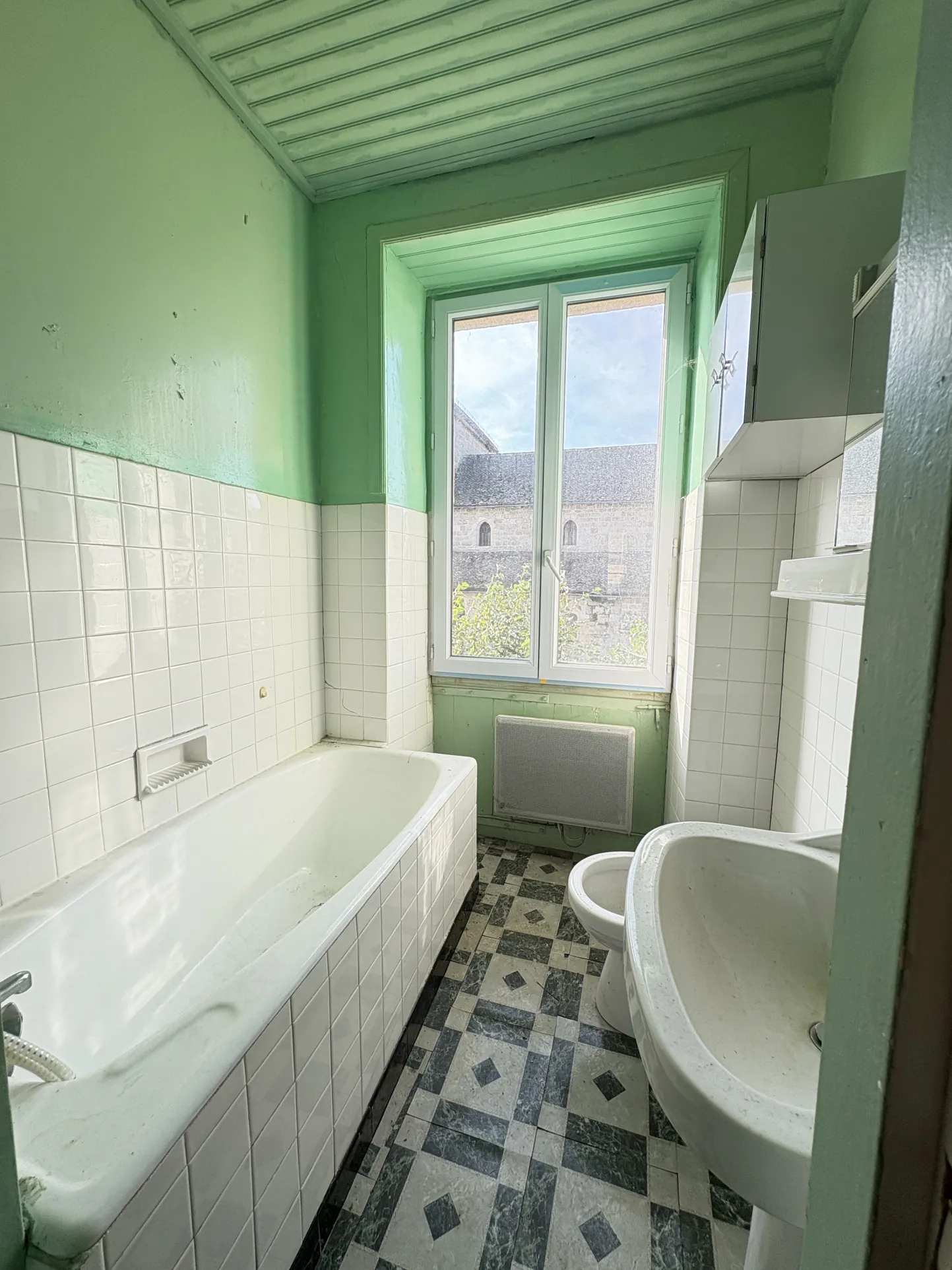 Maison ancienne à rénover à Auriac, 8 pièces avec terrain et dépendances 