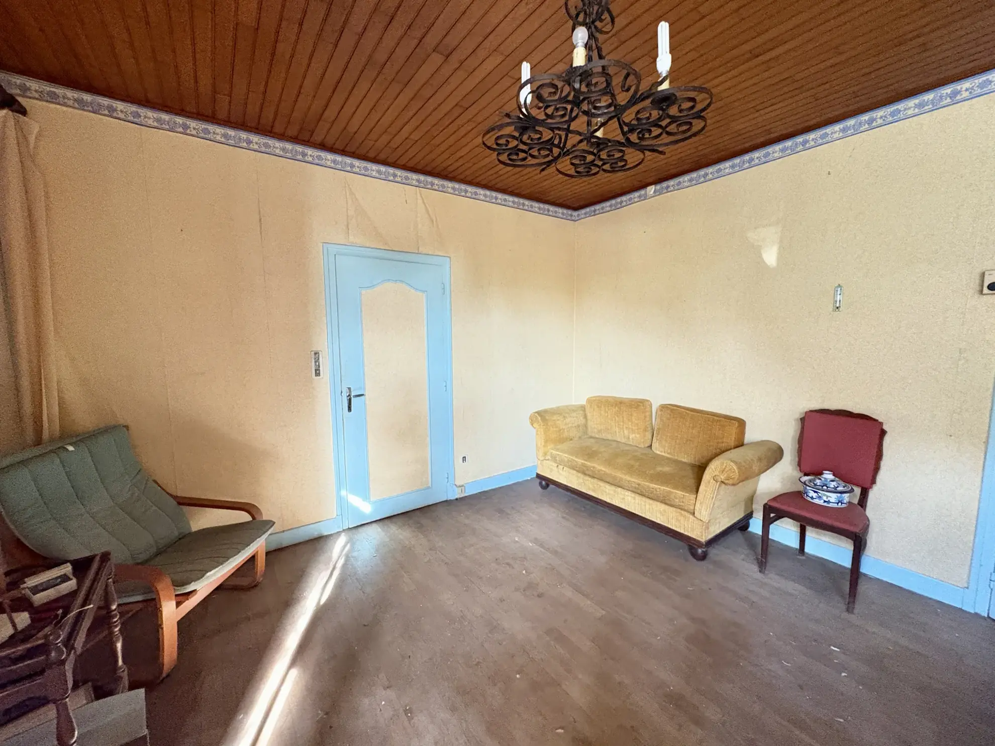 Maison ancienne à rénover à Auriac, 8 pièces avec terrain et dépendances 