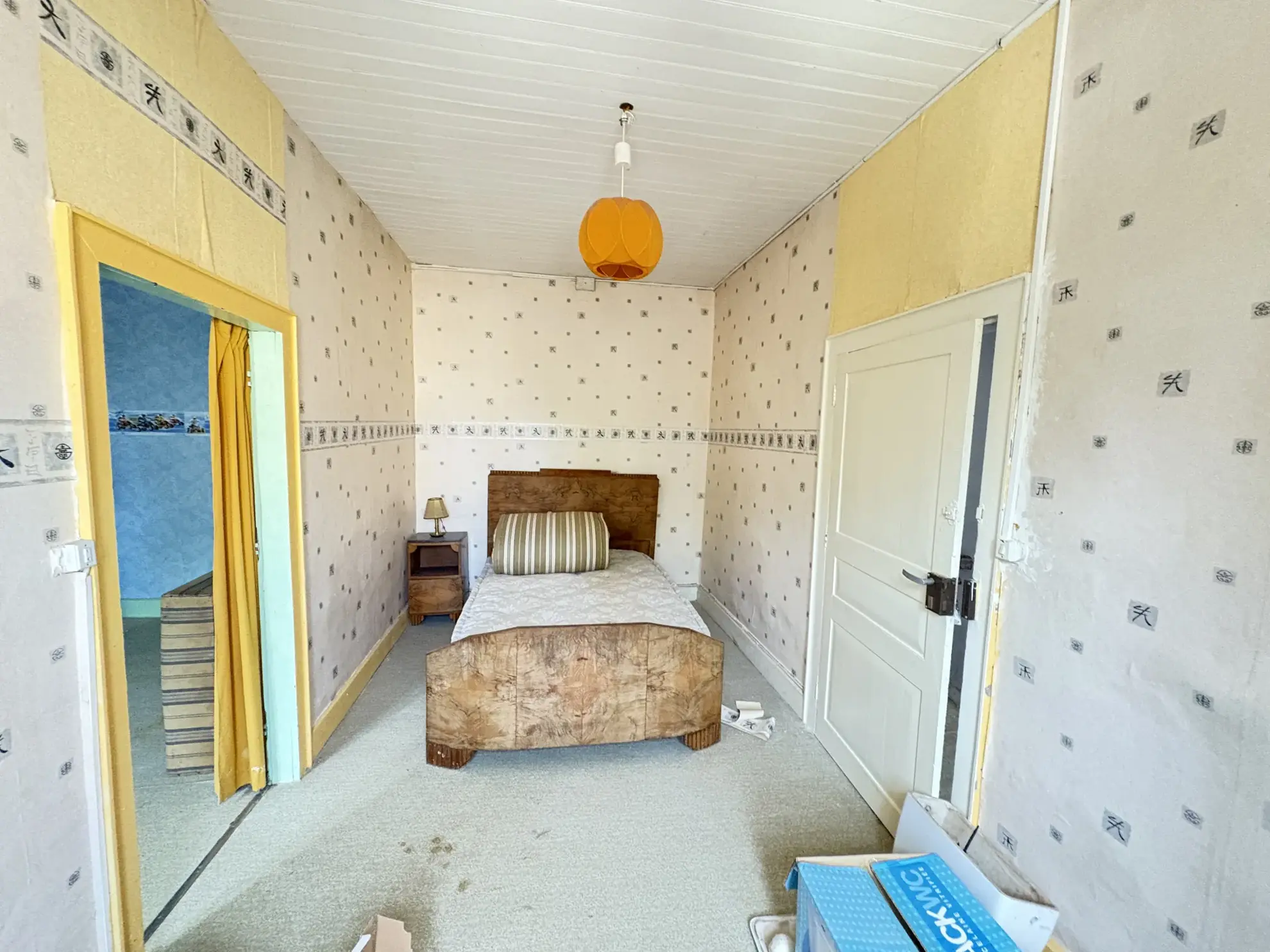 Maison ancienne à rénover à Auriac, 8 pièces avec terrain et dépendances 