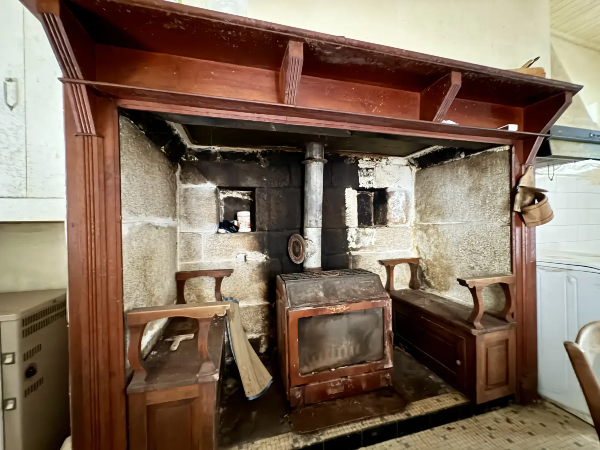 Maison ancienne à rénover à Auriac, 8 pièces avec terrain et dépendances 