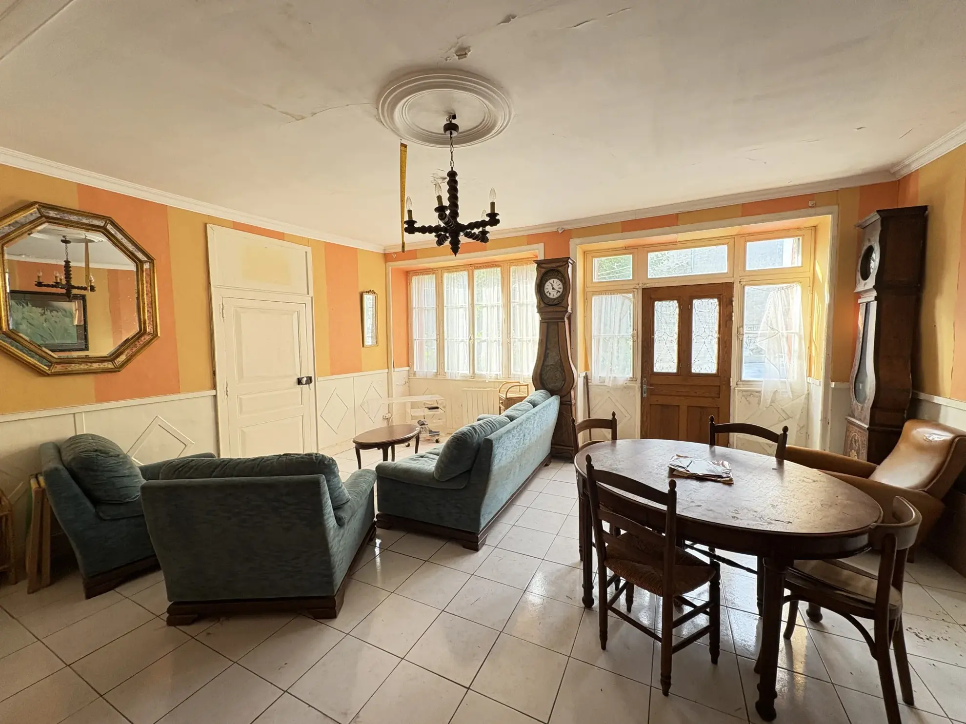 Maison ancienne à rénover à Auriac, 8 pièces avec terrain et dépendances 