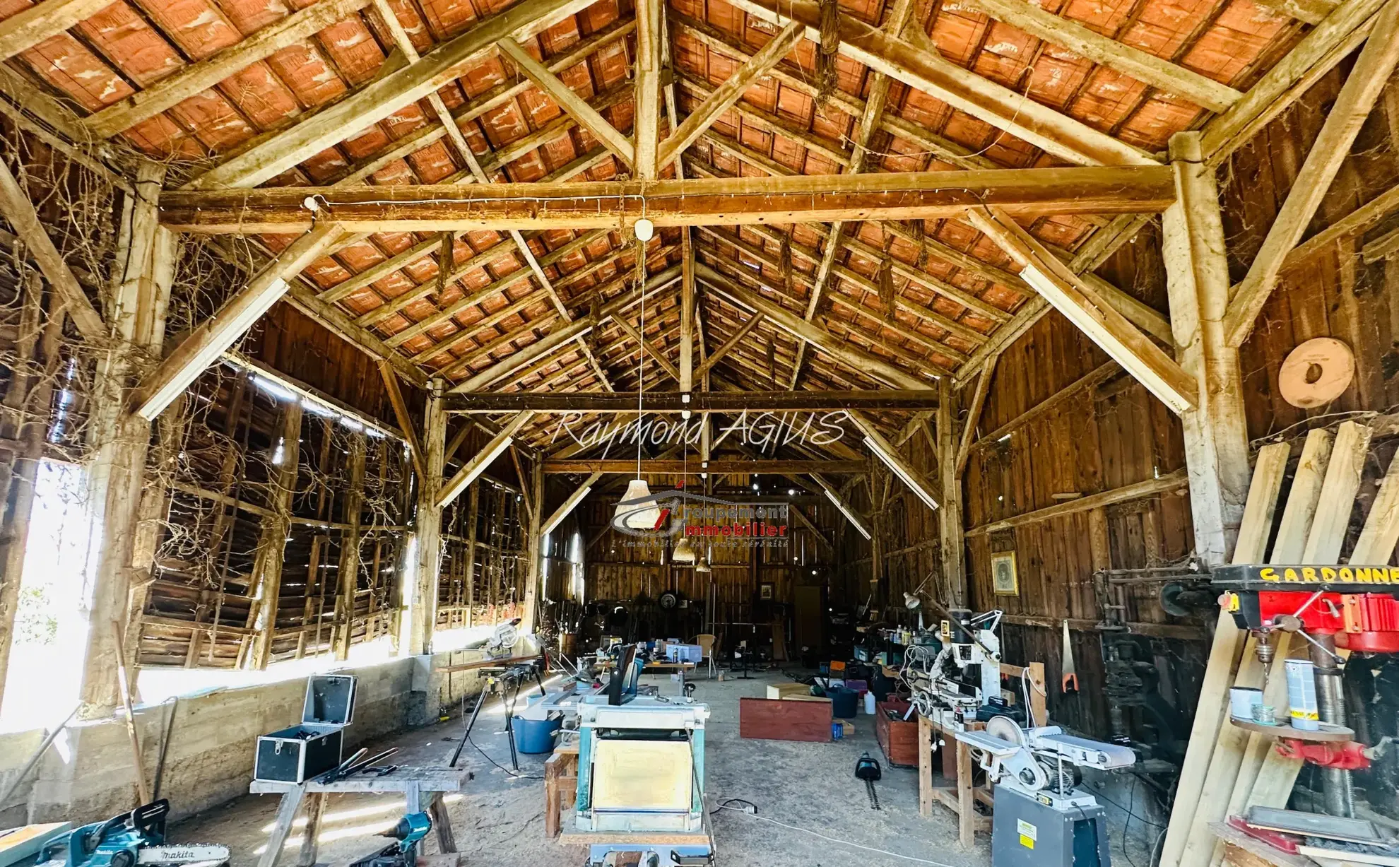 Charmante maison en pierre avec dépendances et 1,7 hectare à Gardonne 