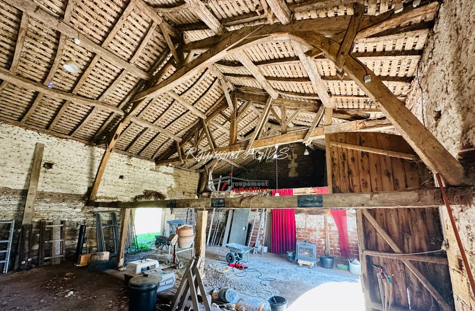 Charmante maison en pierre avec dépendances et 1,7 hectare à Gardonne 
