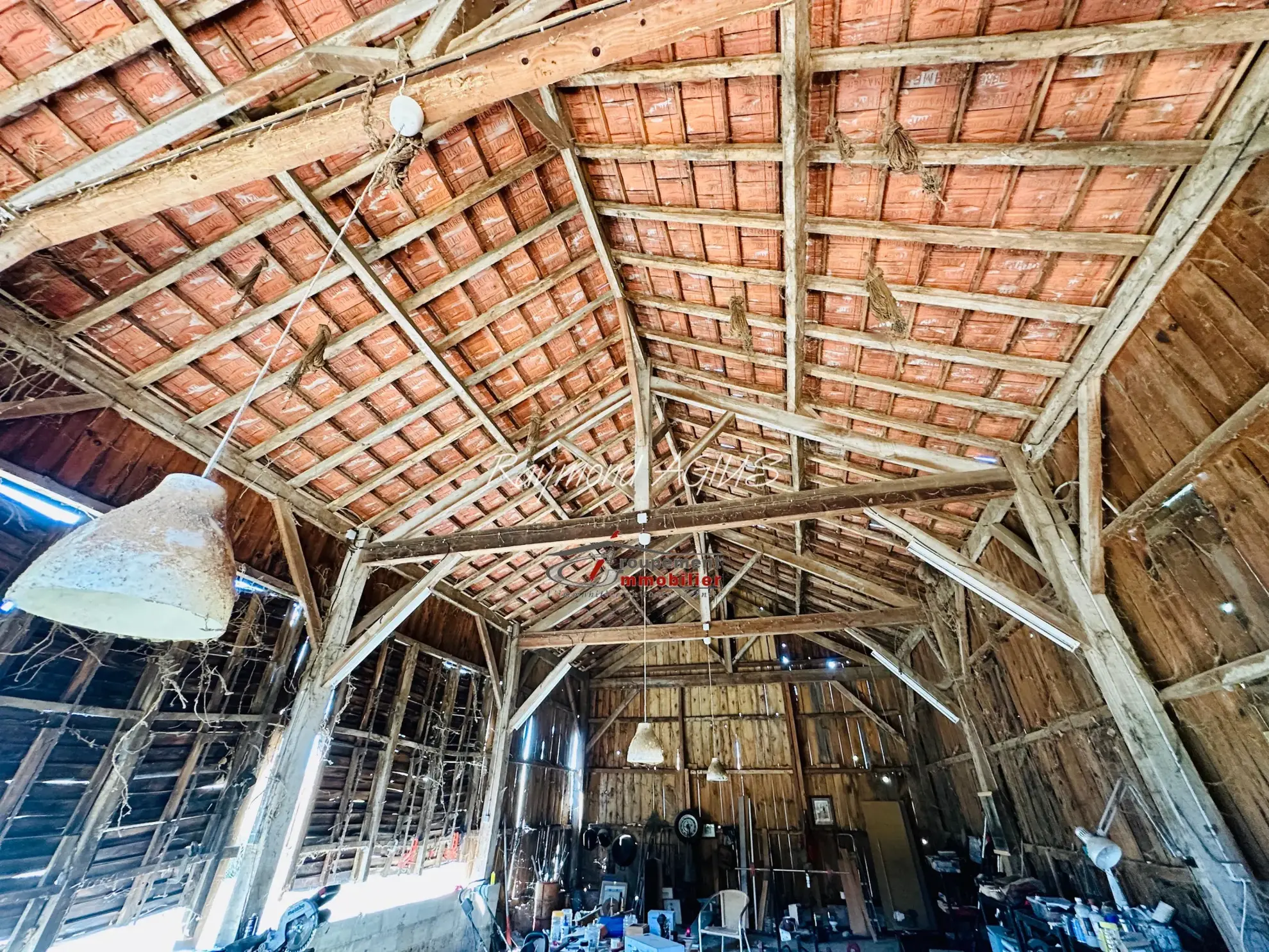 Charmante maison en pierre avec dépendances et 1,7 hectare à Gardonne 