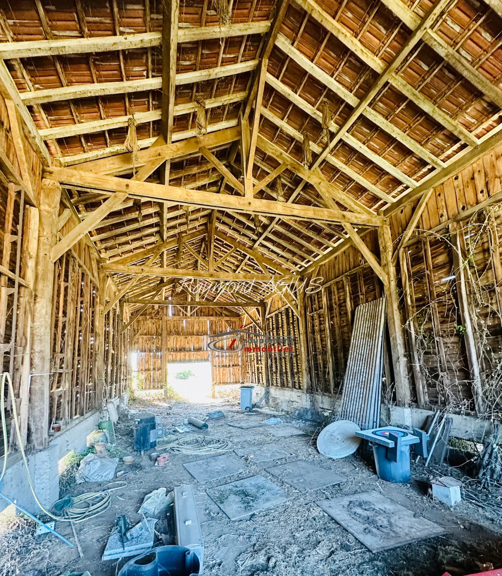 Charmante maison en pierre avec dépendances et 1,7 hectare à Gardonne 
