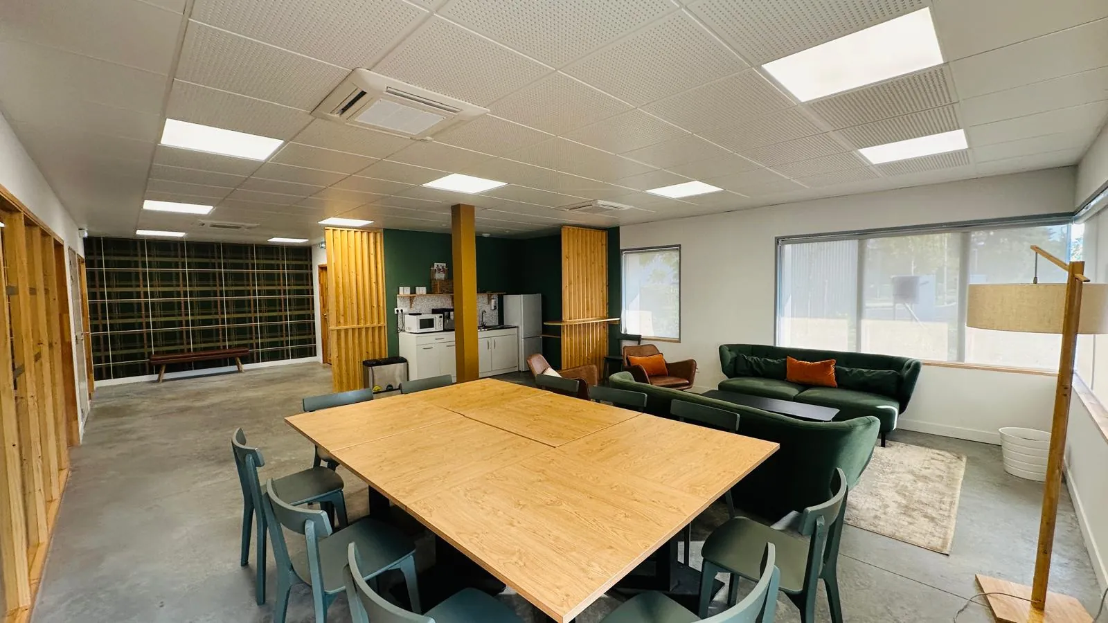 A vendre bureaux récents de 93m² à Avignon Agroparc avec espace coworking et stationnements 