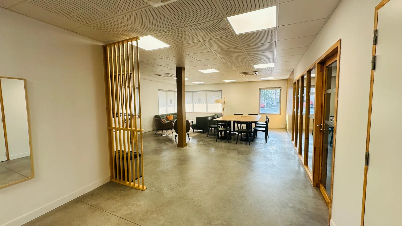 A vendre bureaux récents de 93m² à Avignon Agroparc avec espace coworking et stationnements 