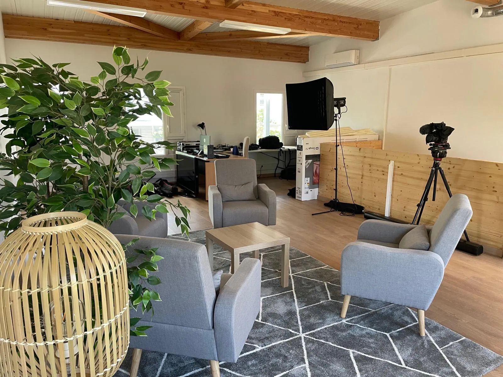A vendre bureaux récents de 93m² à Avignon Agroparc avec espace coworking et stationnements 