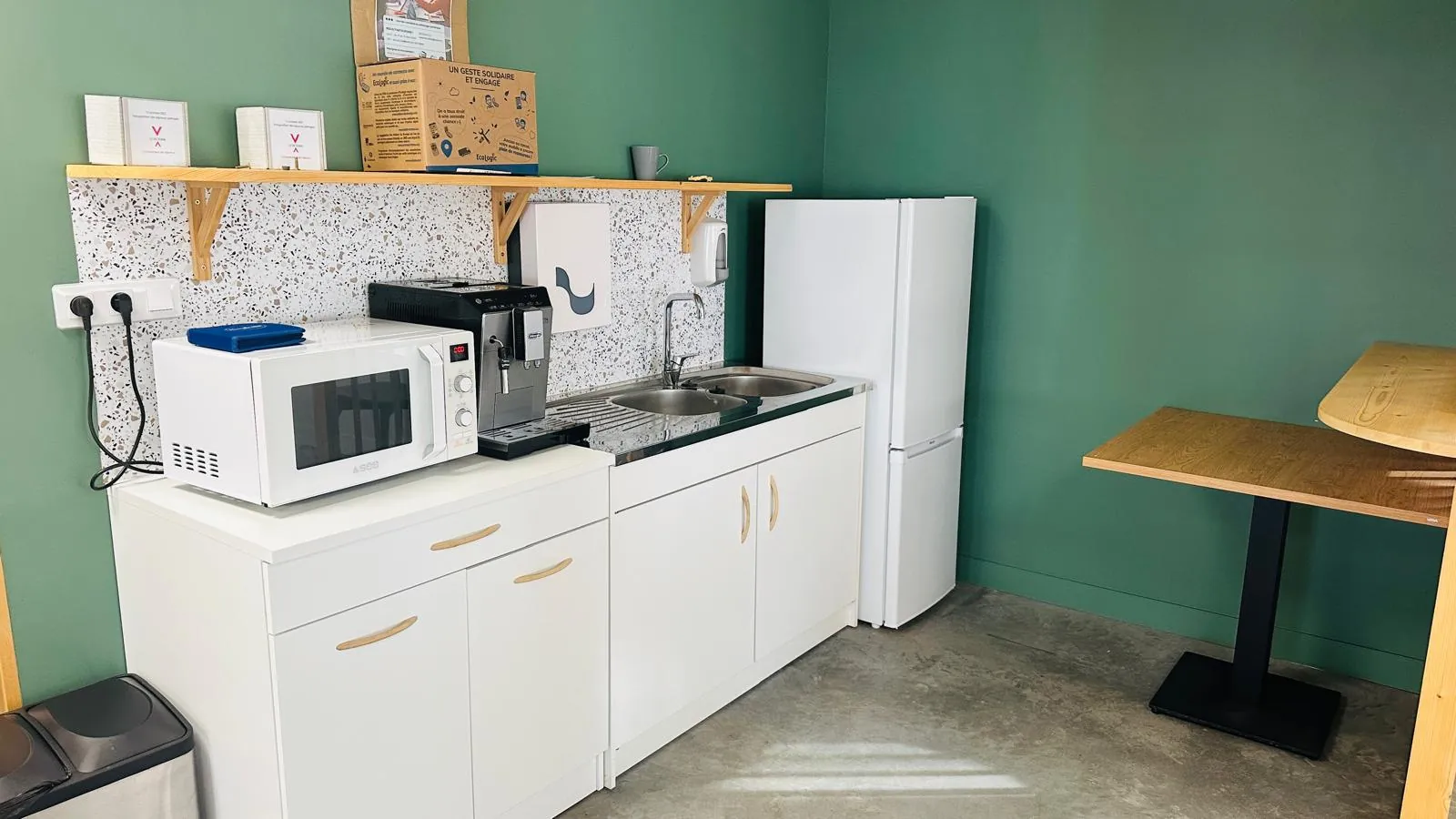 A vendre bureaux récents de 93m² à Avignon Agroparc avec espace coworking et stationnements 