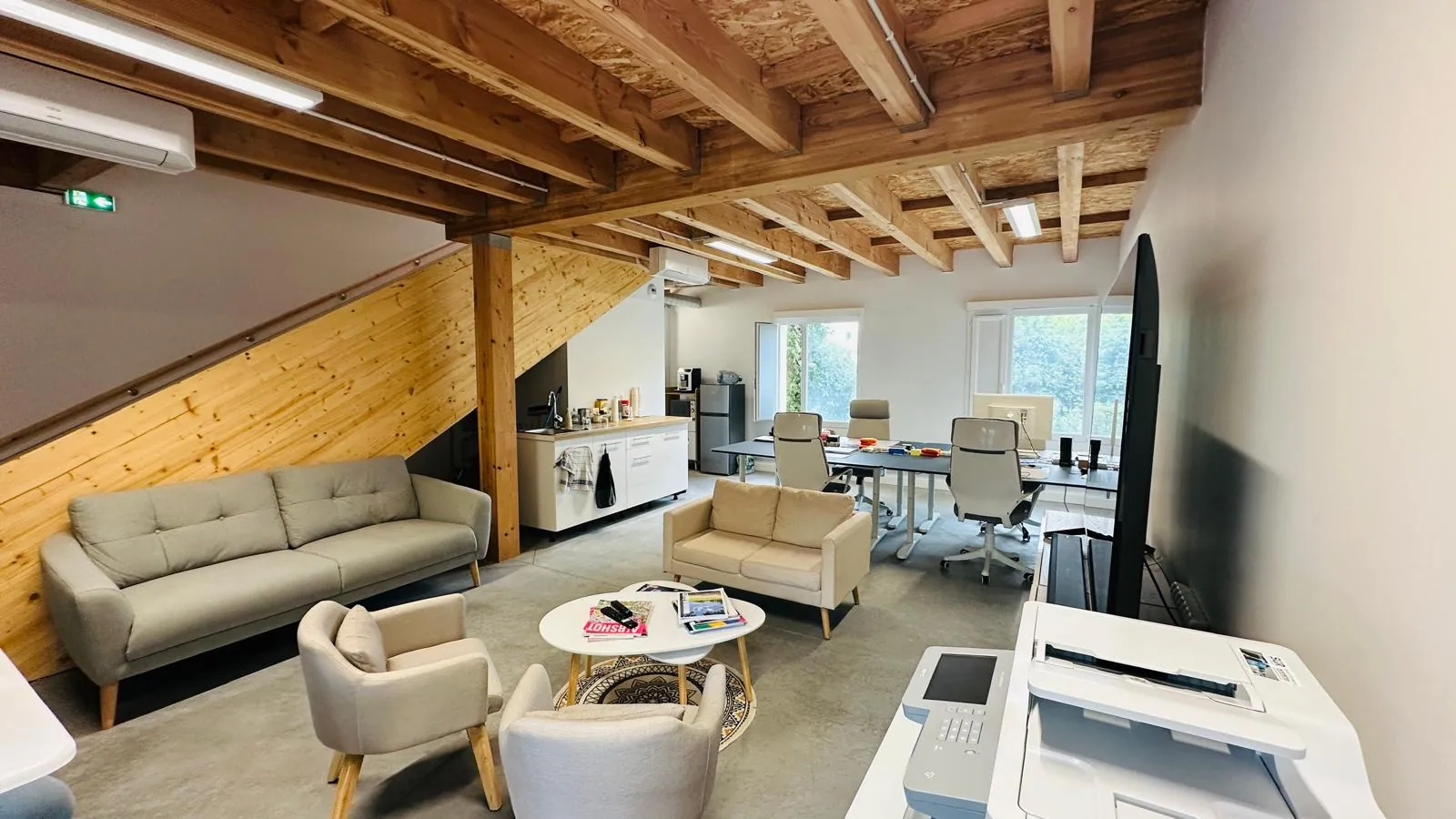 A vendre bureaux récents de 93m² à Avignon Agroparc avec espace coworking et stationnements 