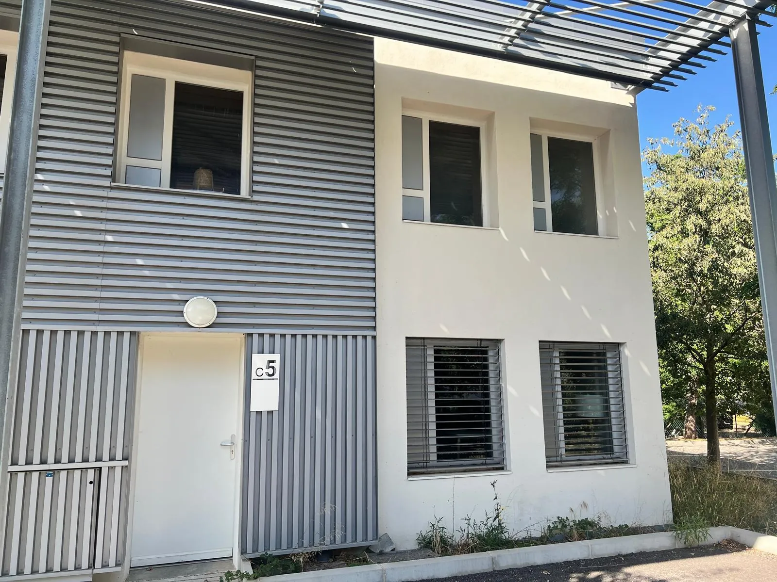 A vendre bureaux récents de 93m² à Avignon Agroparc avec espace coworking et stationnements 