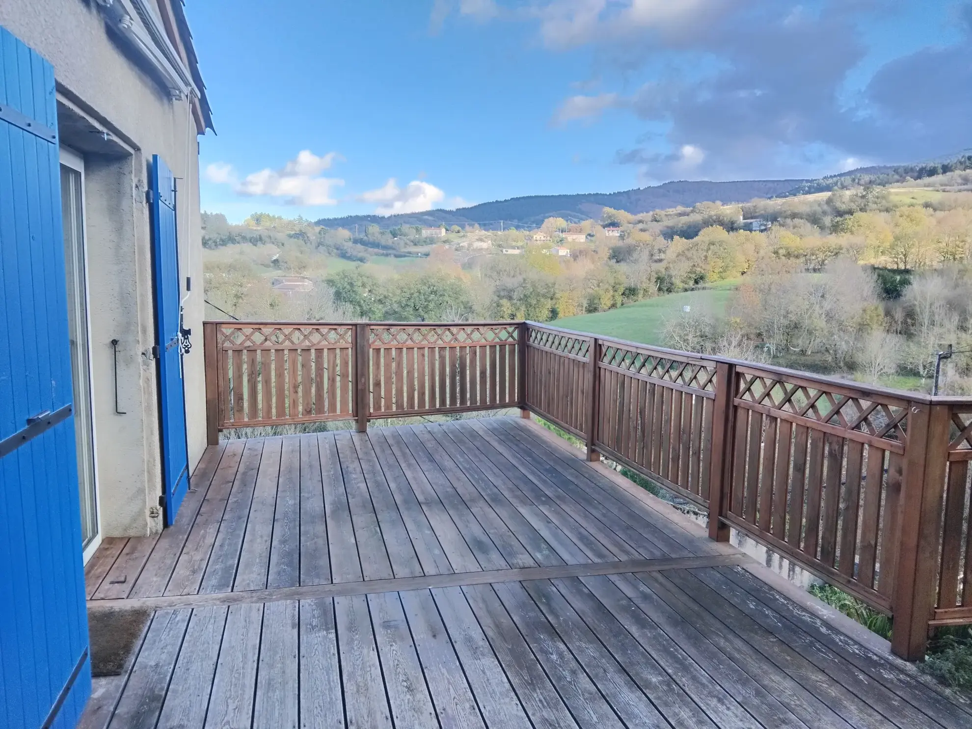 Maison de village en pierre avec terrasse plein sud à Escoussens 