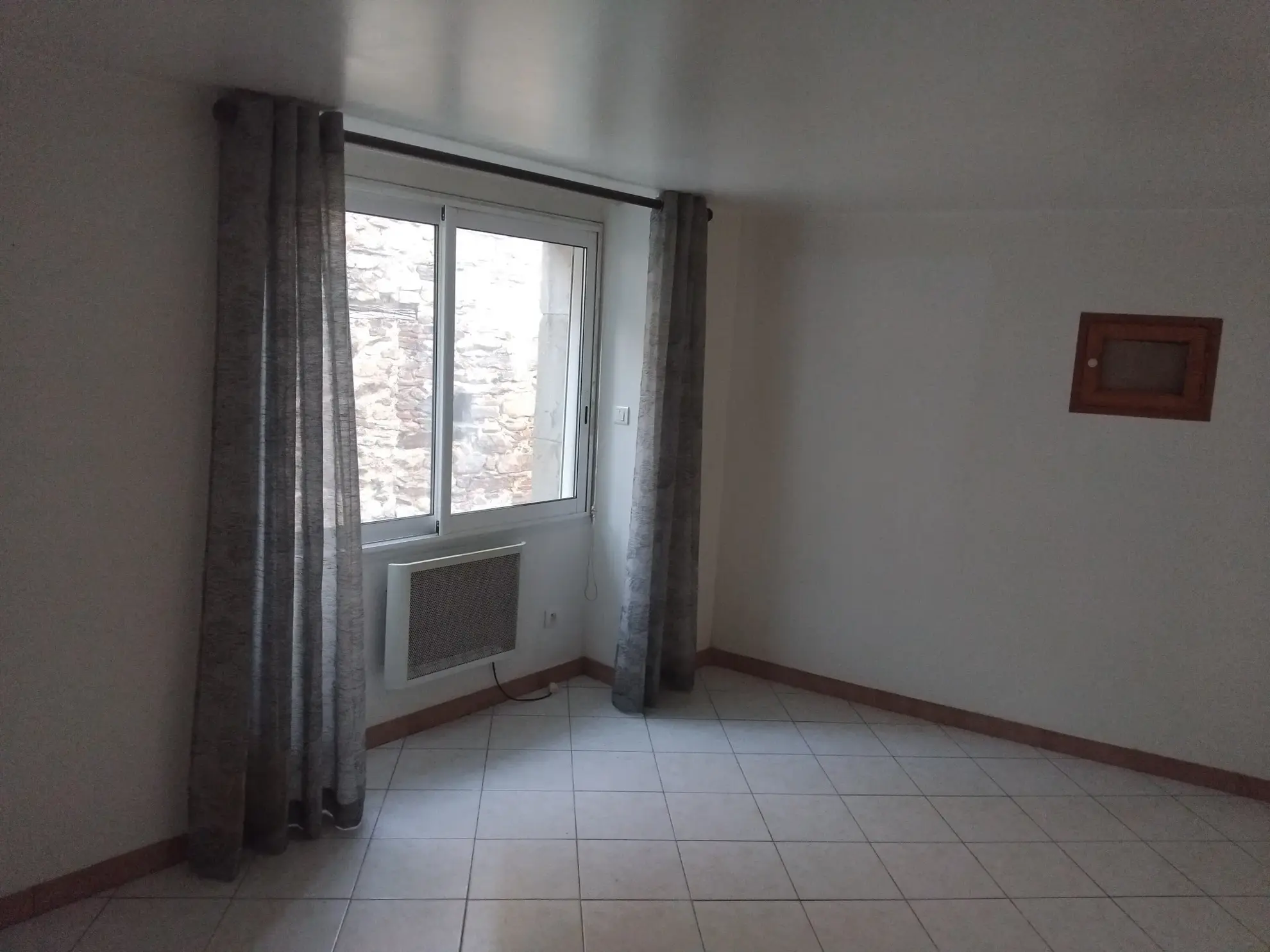 Maison de village en pierre avec terrasse plein sud à Escoussens 