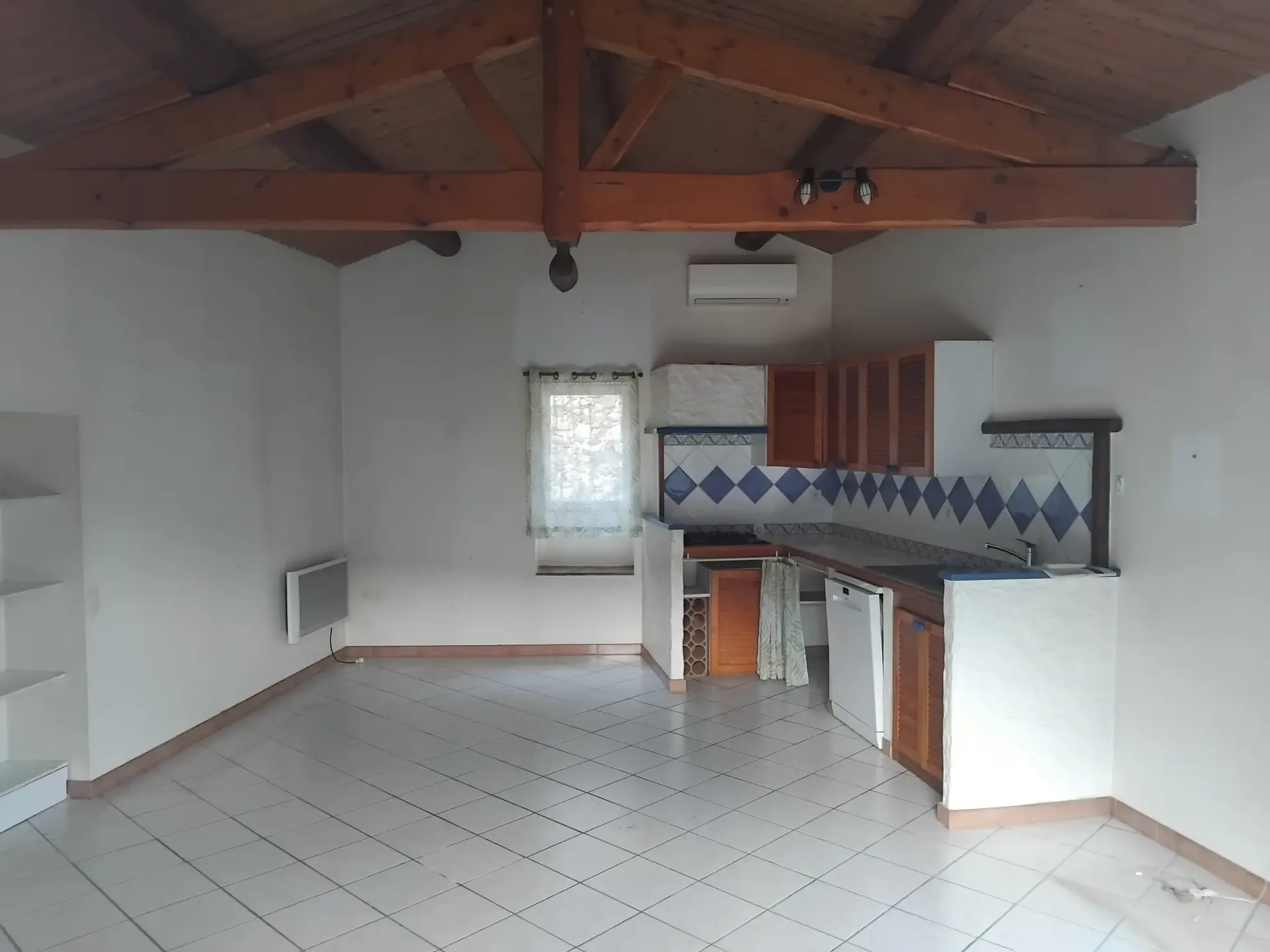 Maison de village en pierre avec terrasse plein sud à Escoussens 