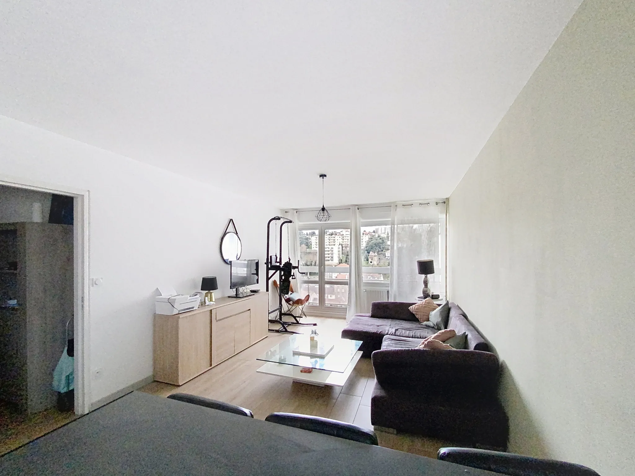 Appartement rénové de 70 m² avec balcon à Saint-Étienne, disponible en vente 