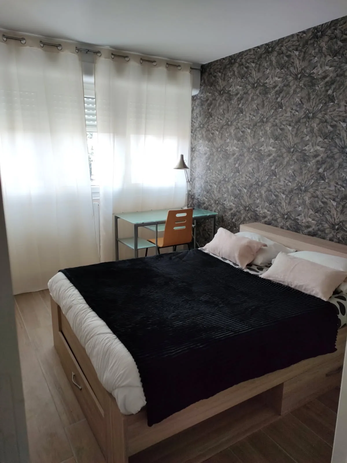 Appartement rénové de 70 m² avec balcon à Saint-Étienne, disponible en vente 