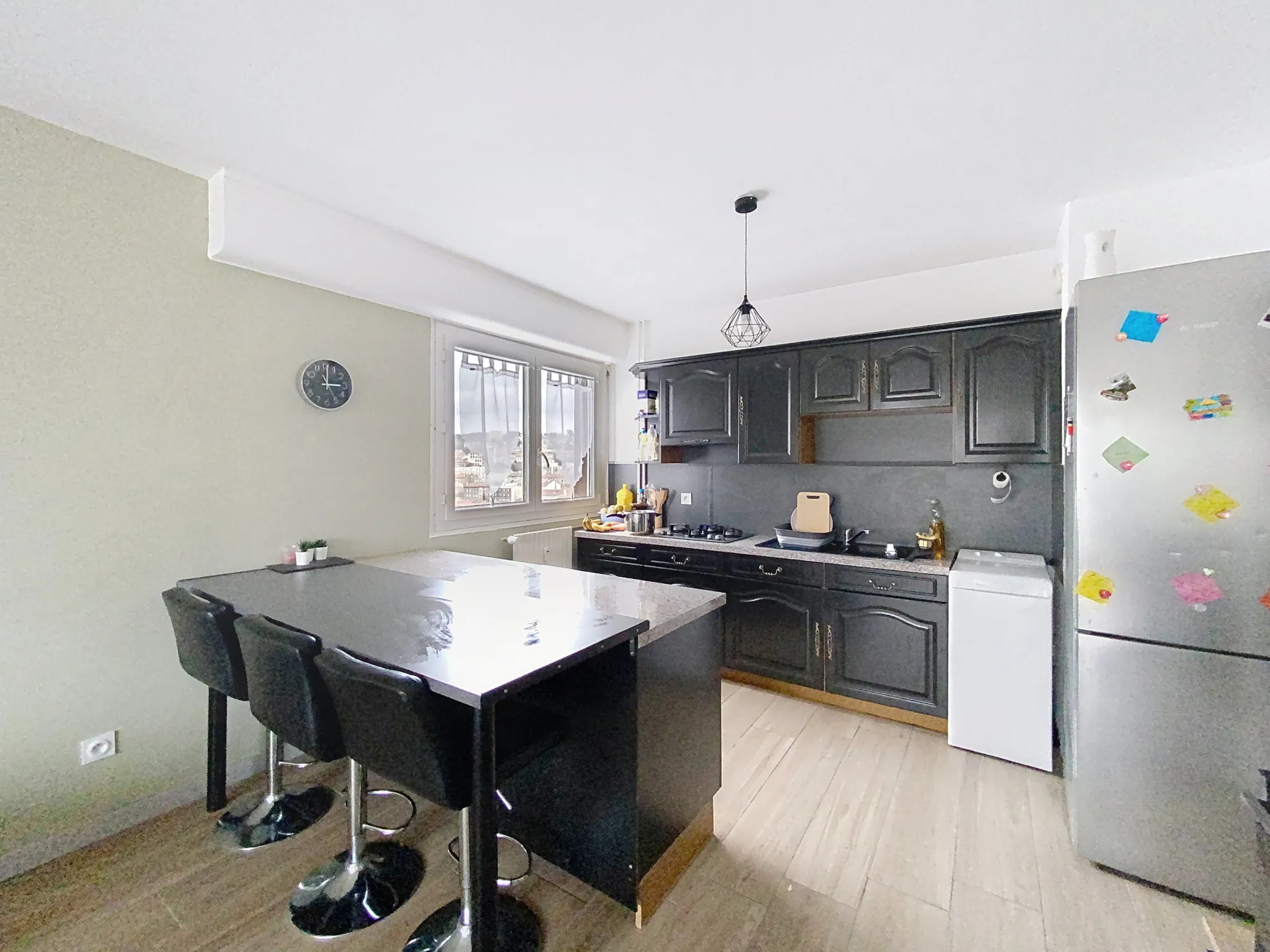 Appartement rénové de 70 m² avec balcon à Saint-Étienne, disponible en vente 