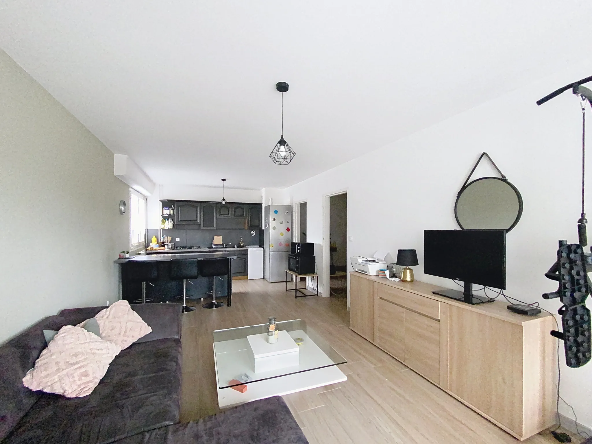 Appartement rénové de 70 m² avec balcon à Saint-Étienne, disponible en vente 