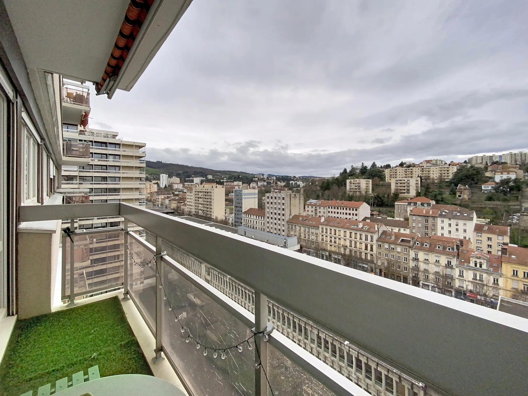 Appartement rénové de 70 m² avec balcon à Saint-Étienne, disponible en vente 