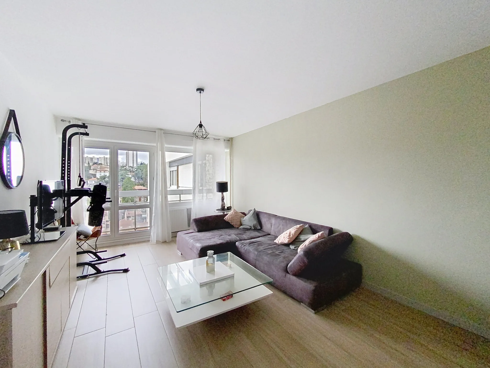 Appartement rénové de 70 m² avec balcon à Saint-Étienne, disponible en vente